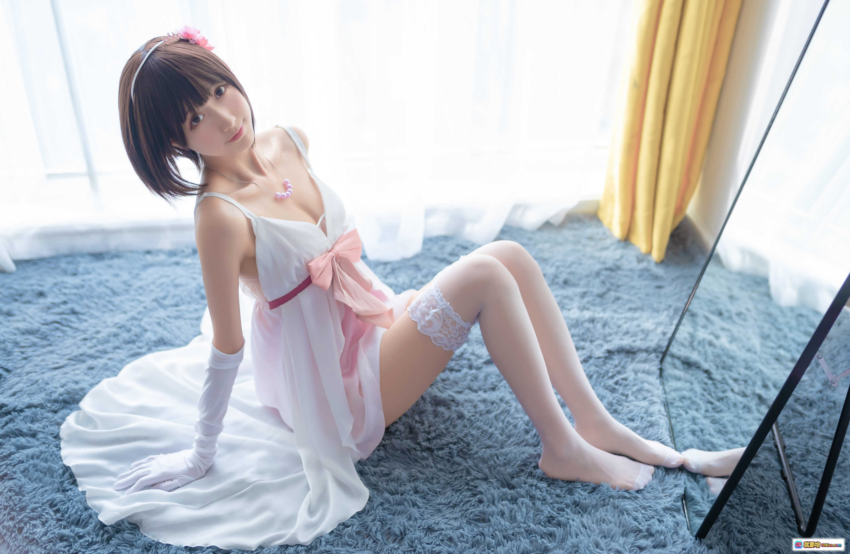 图片[2] - 木绵绵OwO NO.032 加藤惠cos礼服写真｜白色蕾丝吊带裙+粉色蝴蝶结+长手套+蓝绒地毯室内美腿特写 - 就要吻