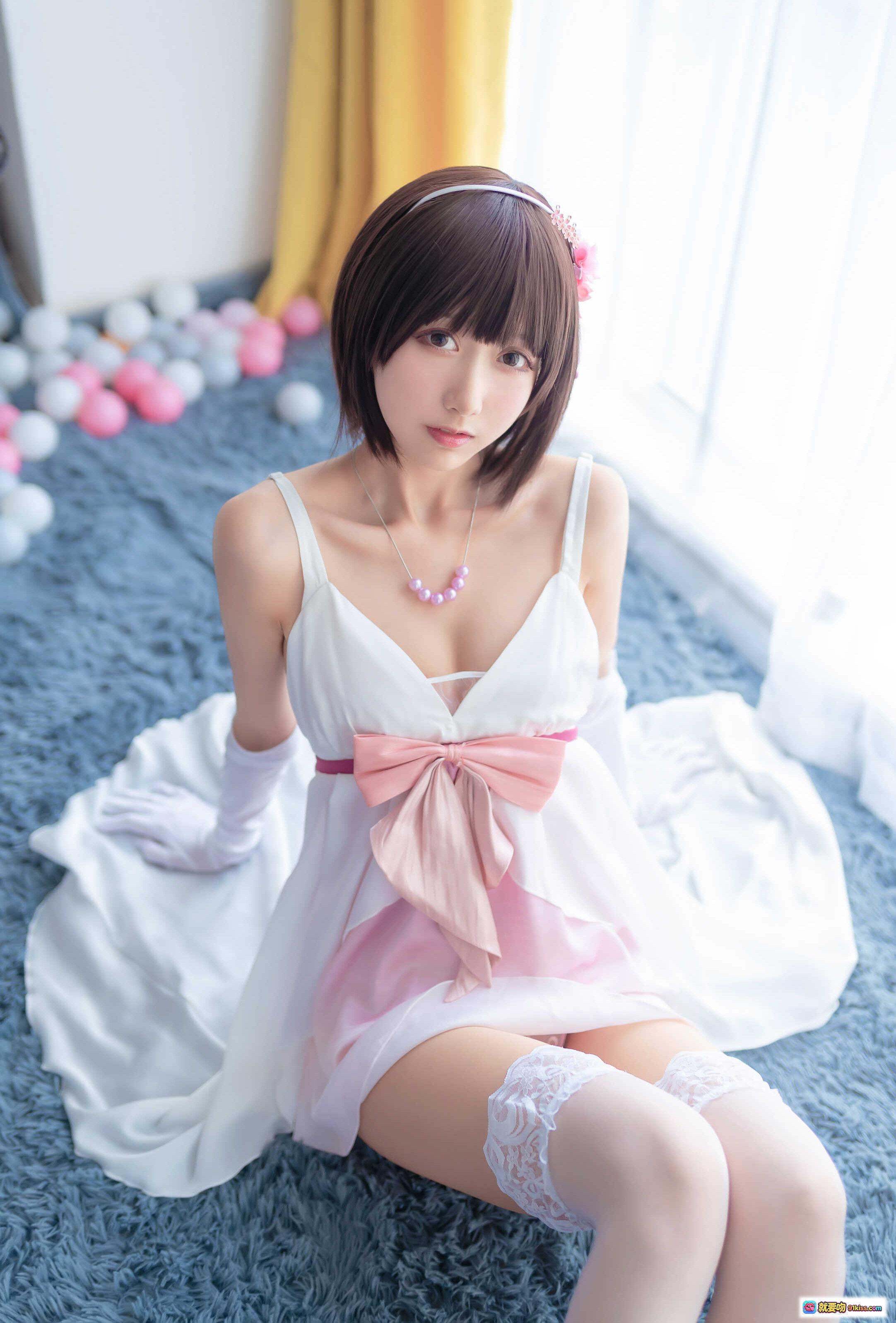 图片[5] - 木绵绵OwO NO.032 加藤惠cos礼服写真｜白色蕾丝吊带裙+粉色蝴蝶结+长手套+蓝绒地毯室内美腿特写 - 就要吻