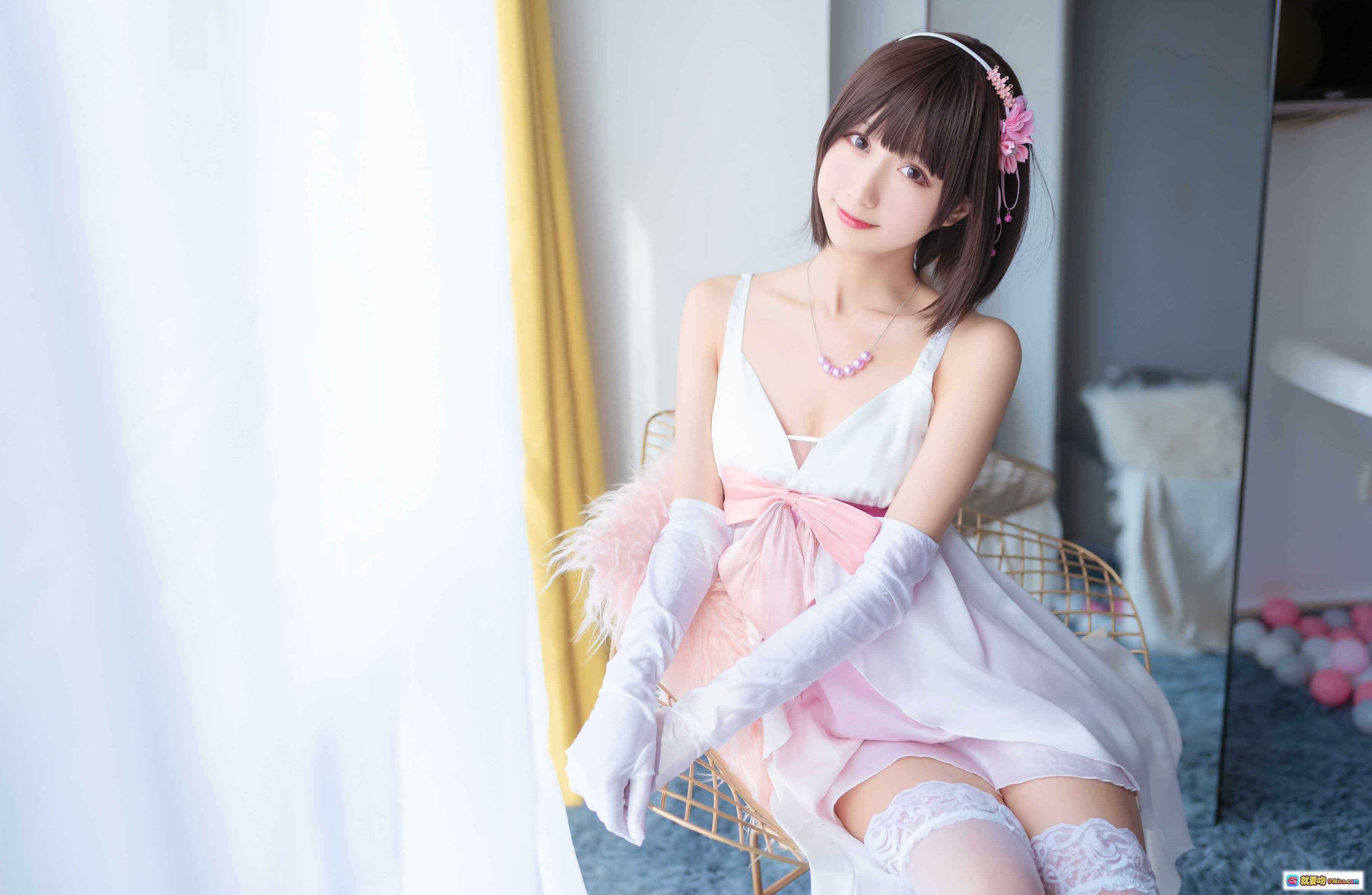 图片[6] - 木绵绵OwO NO.032 加藤惠cos礼服写真｜白色蕾丝吊带裙+粉色蝴蝶结+长手套+蓝绒地毯室内美腿特写 - 就要吻