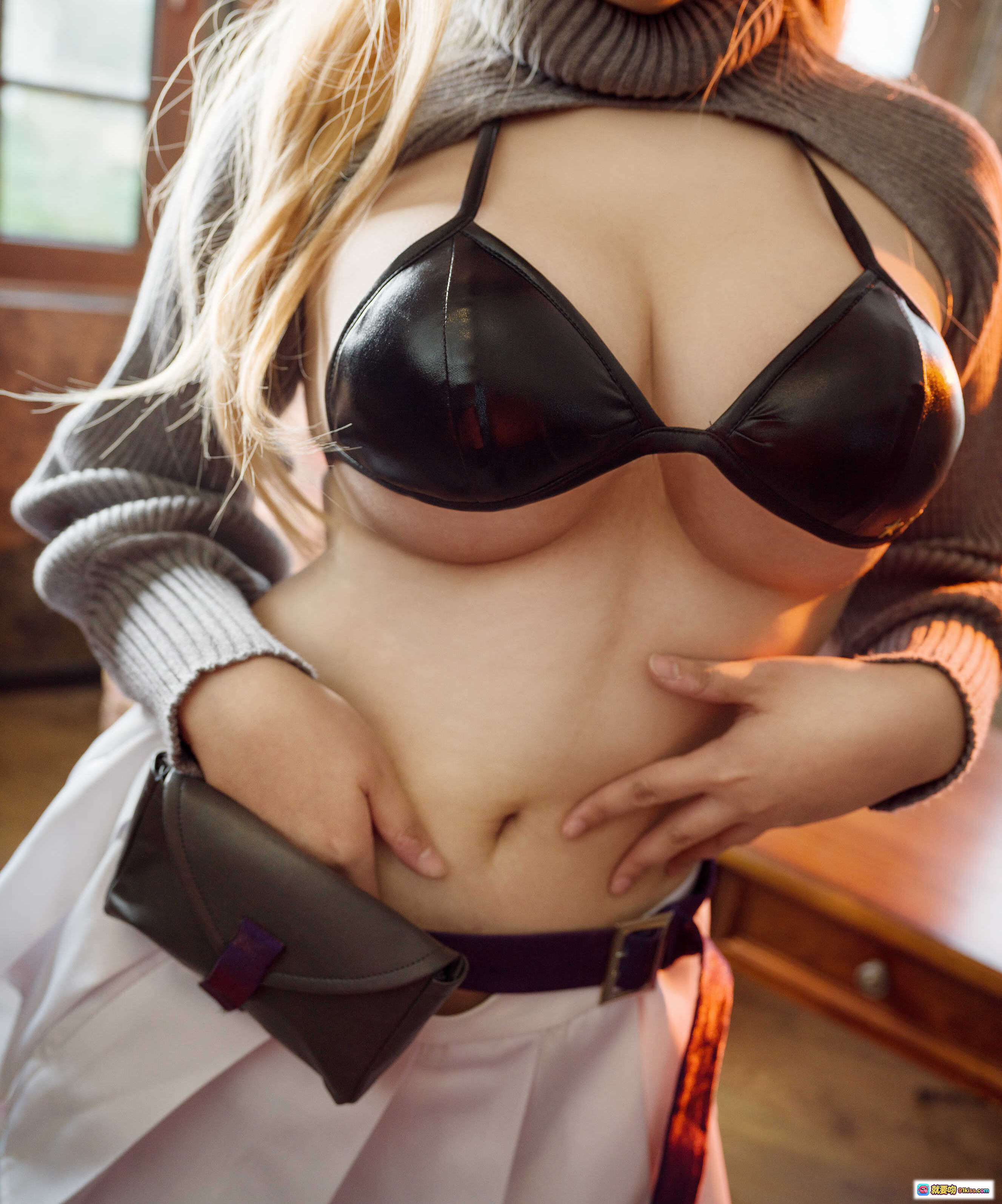 图片[9] - 麻花酱NO.028寒气团长写真｜黑色皮质内衣+高领毛衣+白裙搭配｜性感腹肌+纤腰曲线｜室内暖光氛围感大片 - 就要吻