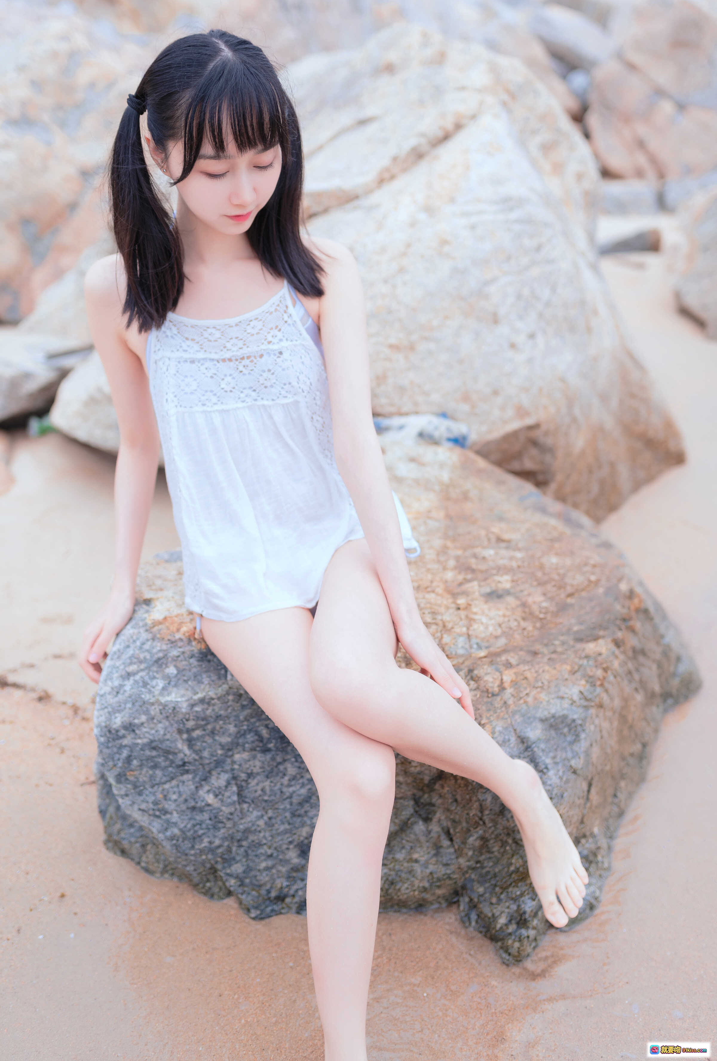 图片[8] - 木绵绵OwO NO.036海边白色比基尼写真 30P清新少女风沙滩海景蕾丝泳装甜美可爱自然光拍摄 - 就要吻