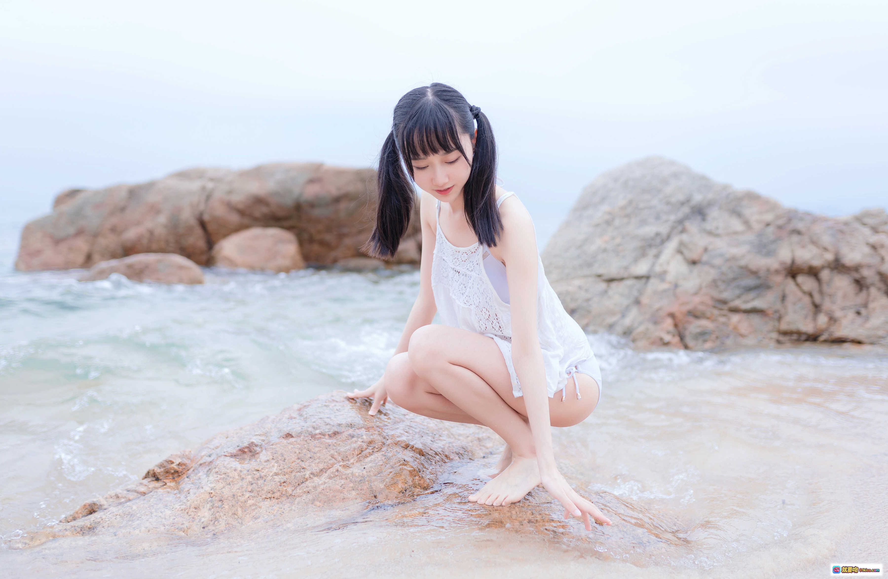 图片[2] - 木绵绵OwO NO.036海边白色比基尼写真 30P清新少女风沙滩海景蕾丝泳装甜美可爱自然光拍摄 - 就要吻