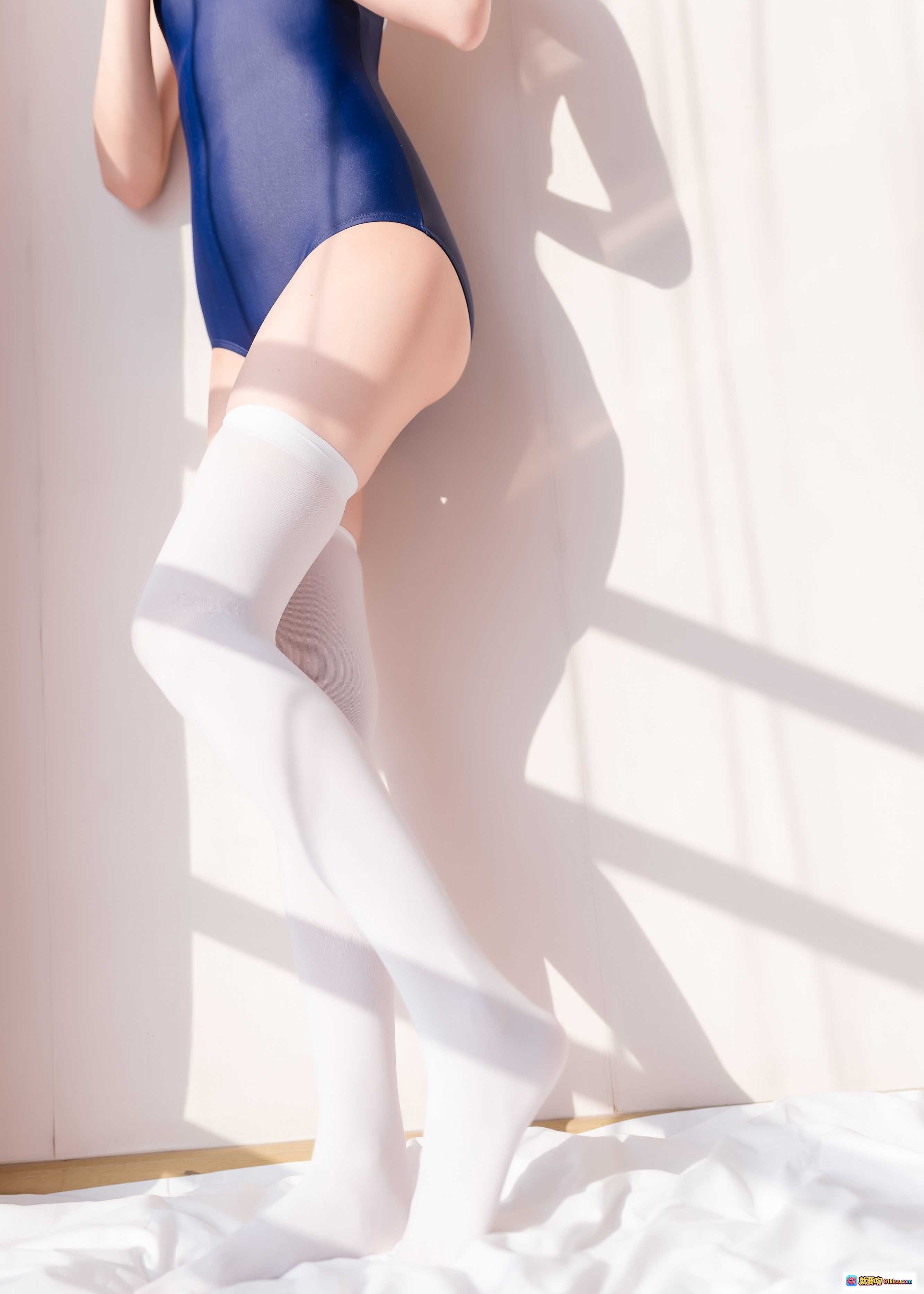 图片[5] - 木绵绵OwO NO.042 光影写真 白丝美腿 深蓝吊带 窗边柔光 优雅坐姿 41P高清图集 - 就要吻