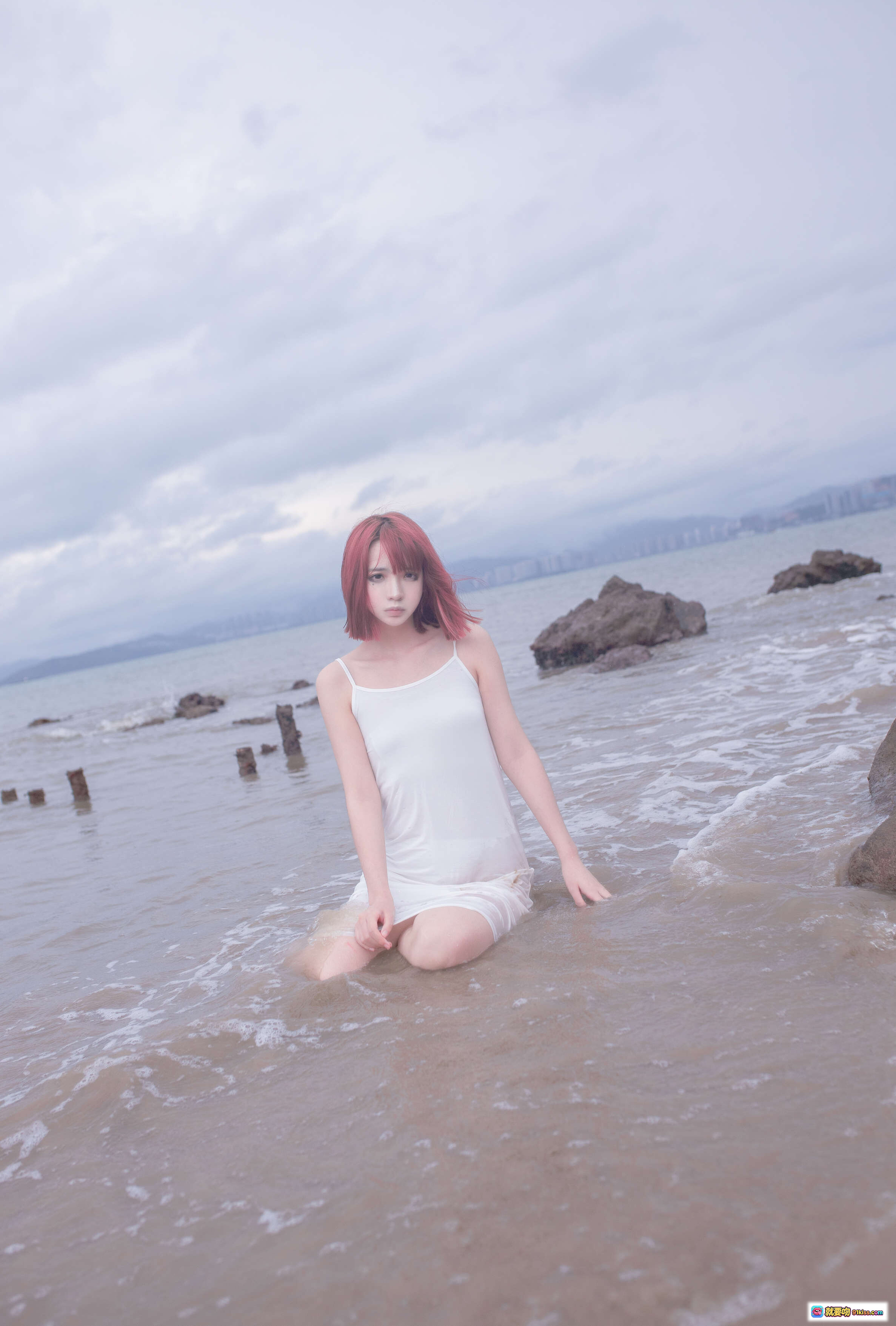 图片[8] - 疯猫ss NO.058 海浪白连衣裙少女海边岩石写真 9P高清图集 粉发白衣赤足唯美风 - 就要吻
