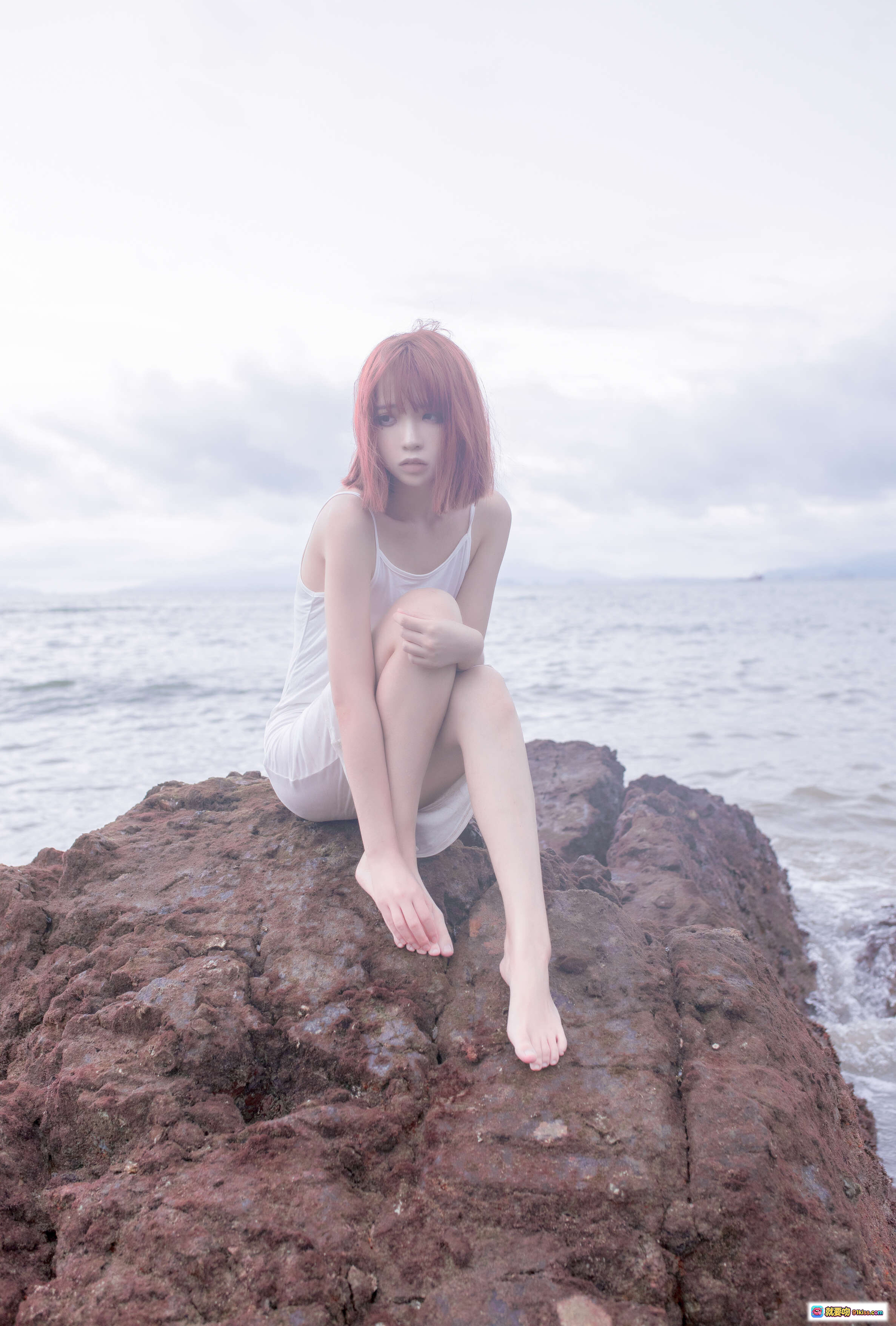 疯猫ss NO.058 海浪白连衣裙少女海边岩石写真 9P高清图集 粉发白衣赤足唯美风 - 就要吻
