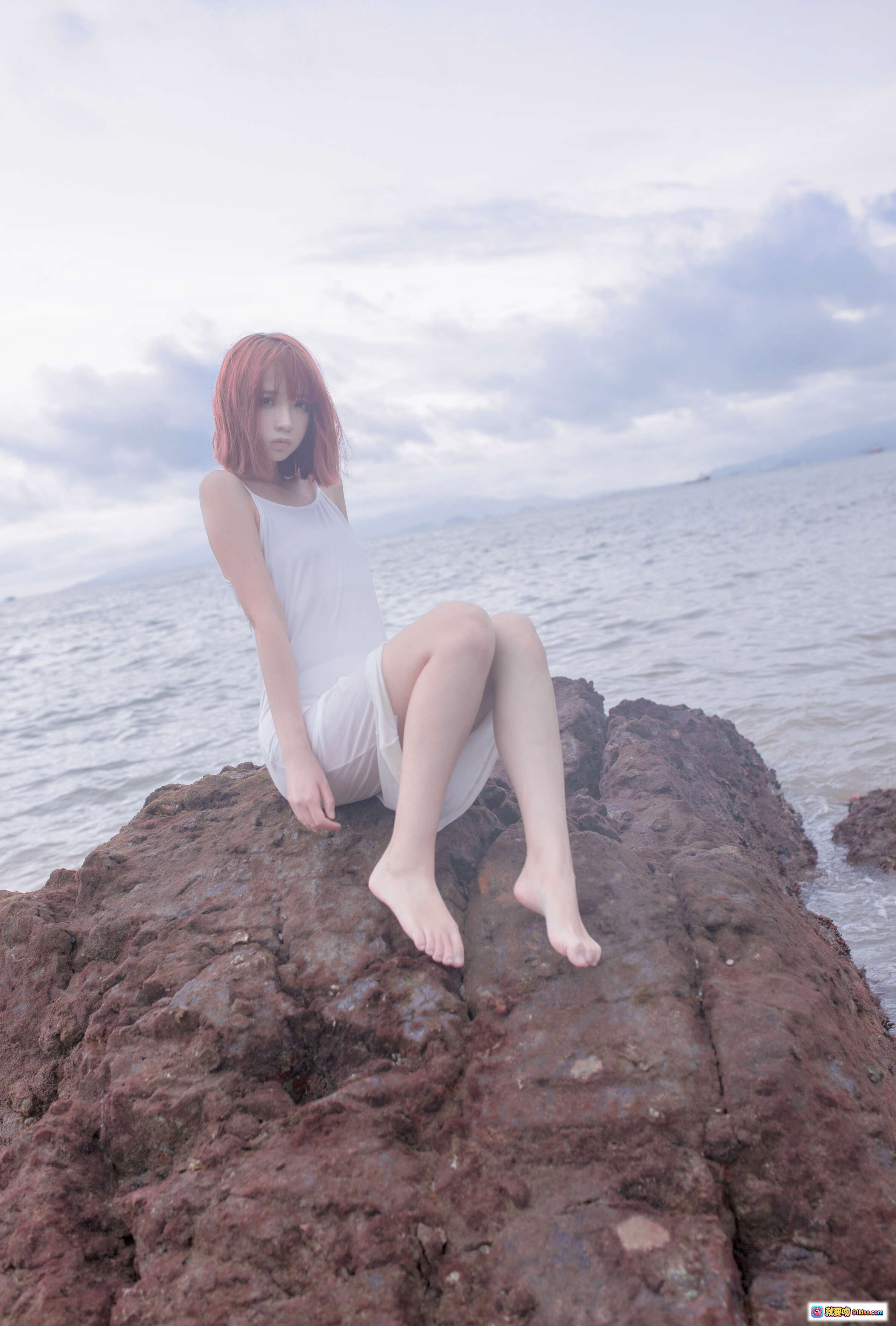 图片[2] - 疯猫ss NO.058 海浪白连衣裙少女海边岩石写真 9P高清图集 粉发白衣赤足唯美风 - 就要吻