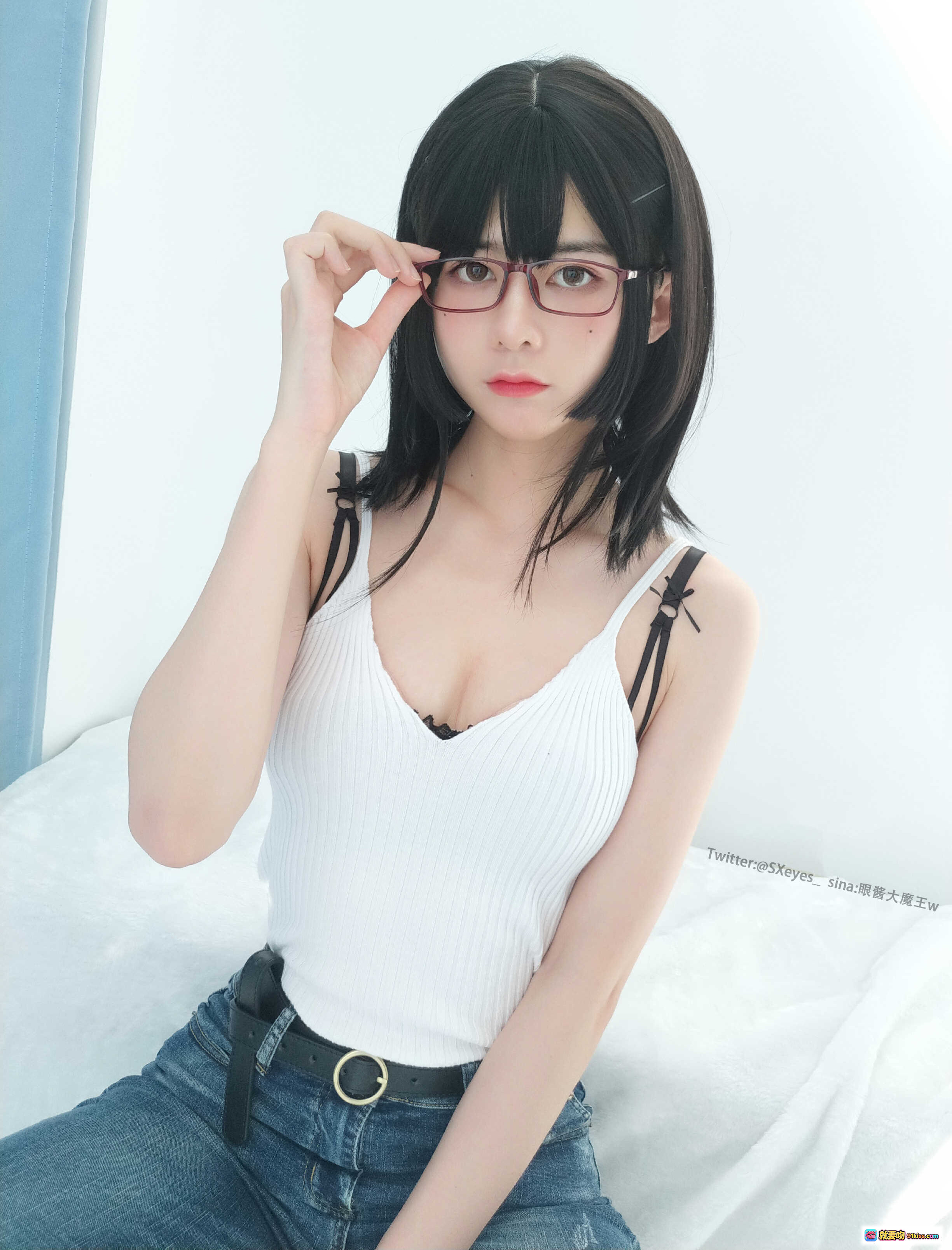 图片[1] - 眼酱大魔王w NO.003 白色吊带牛仔裤写真 甜美黑发眼镜少女 32P高清图集 - 就要吻