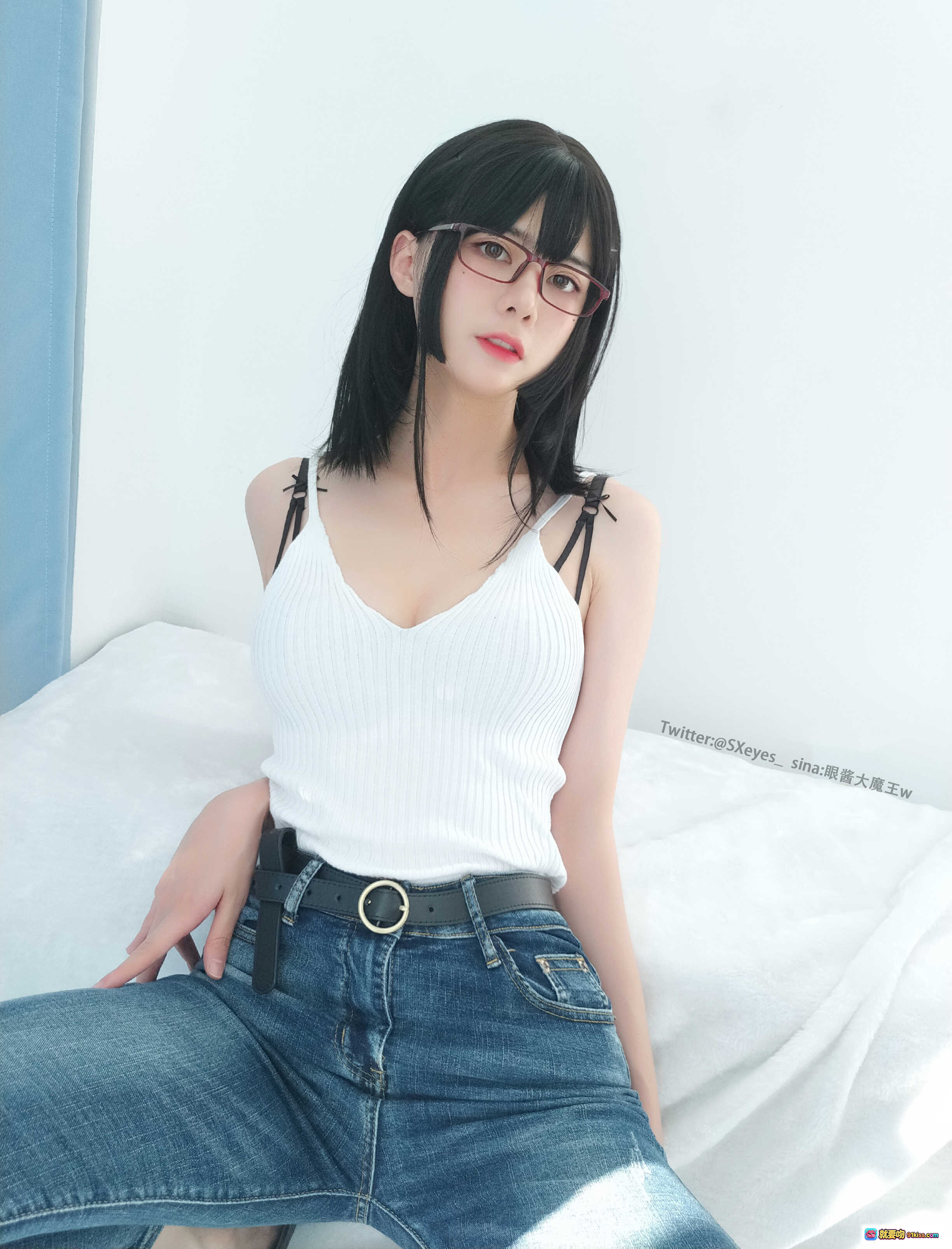 图片[2] - 眼酱大魔王w NO.003 白色吊带牛仔裤写真 甜美黑发眼镜少女 32P高清图集 - 就要吻