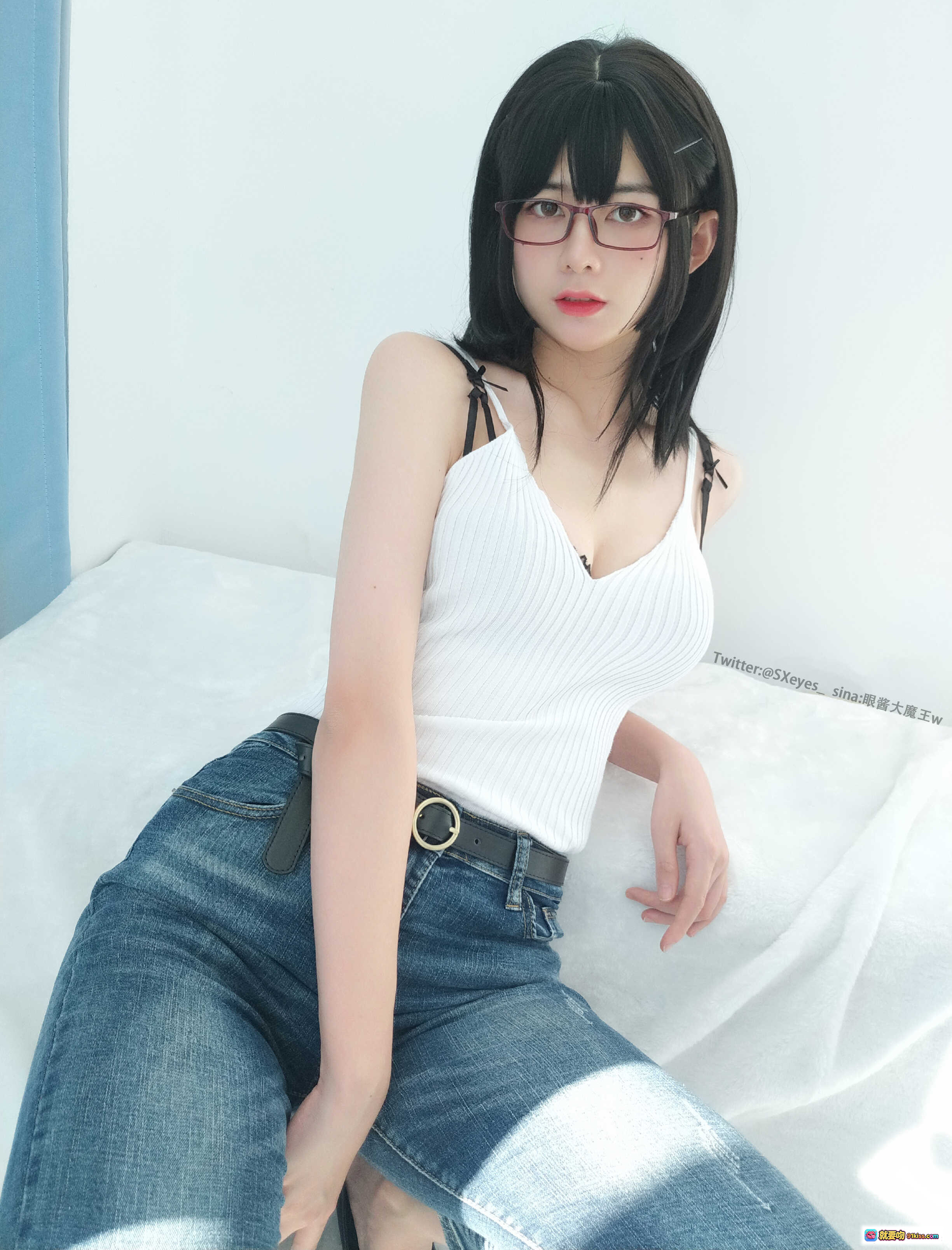 图片[5] - 眼酱大魔王w NO.003 白色吊带牛仔裤写真 甜美黑发眼镜少女 32P高清图集 - 就要吻