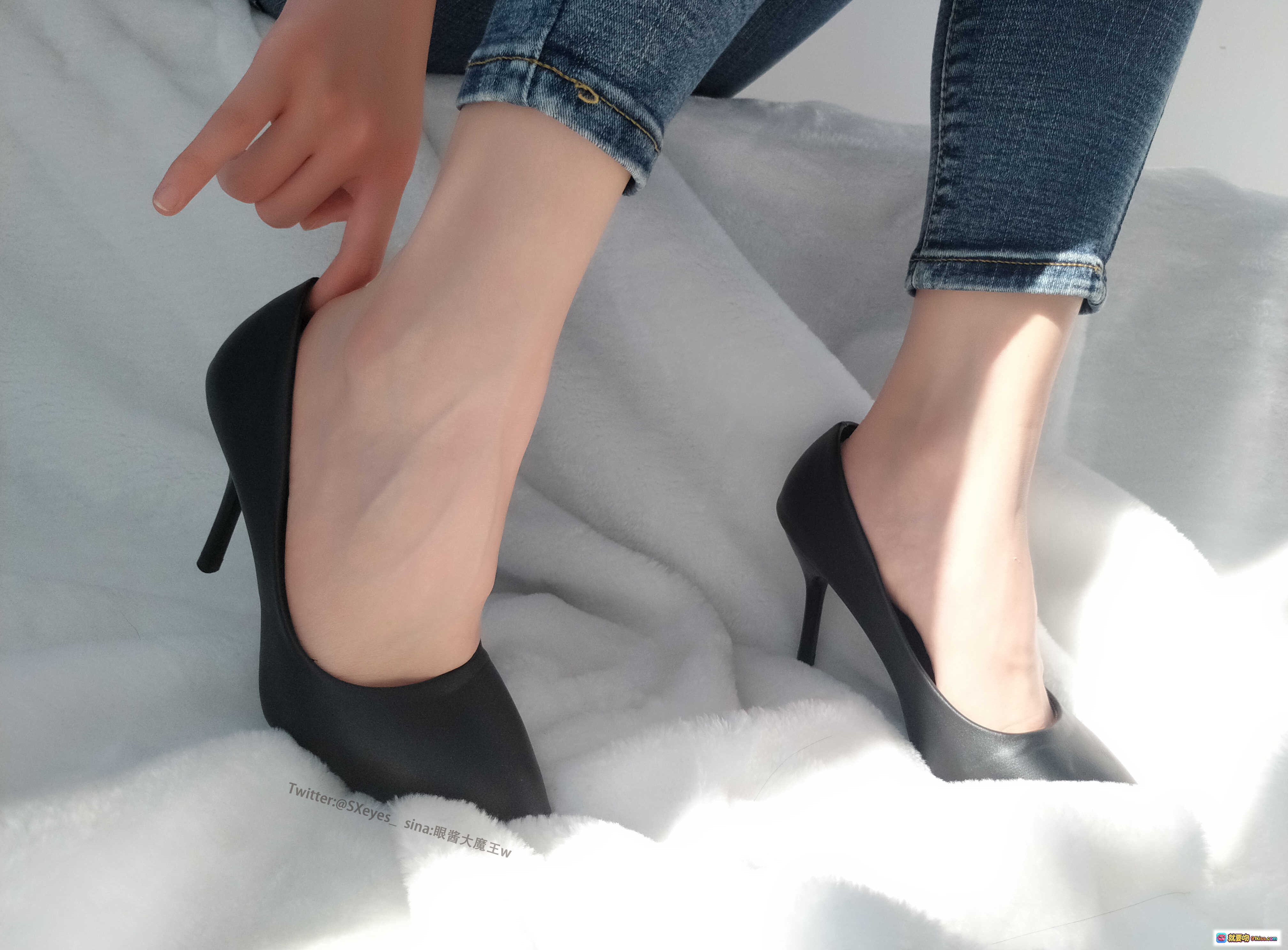 图片[4] - 眼酱大魔王w NO.003 白色吊带牛仔裤写真 甜美黑发眼镜少女 32P高清图集 - 就要吻