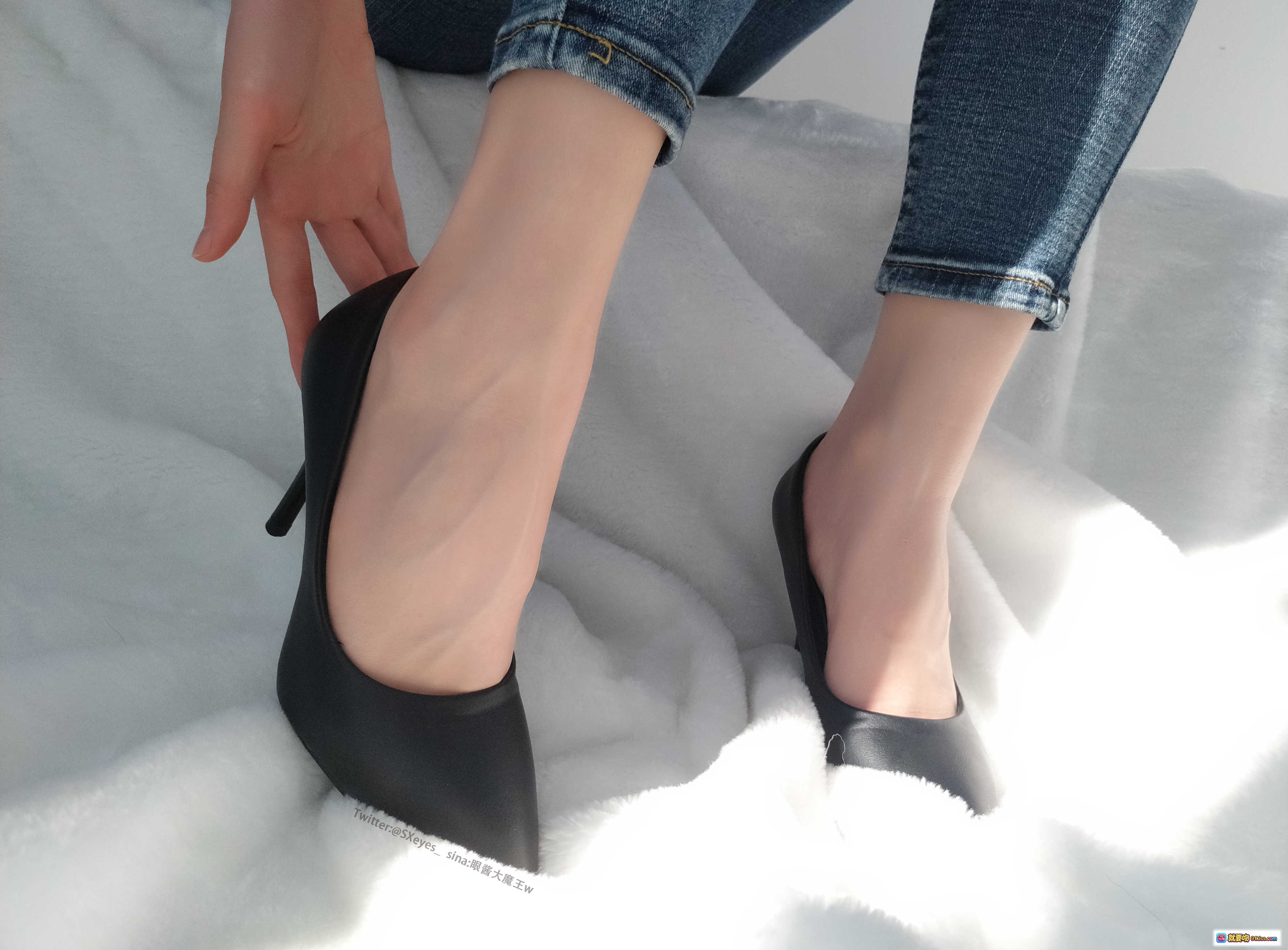 图片[9] - 眼酱大魔王w NO.003 白色吊带牛仔裤写真 甜美黑发眼镜少女 32P高清图集 - 就要吻