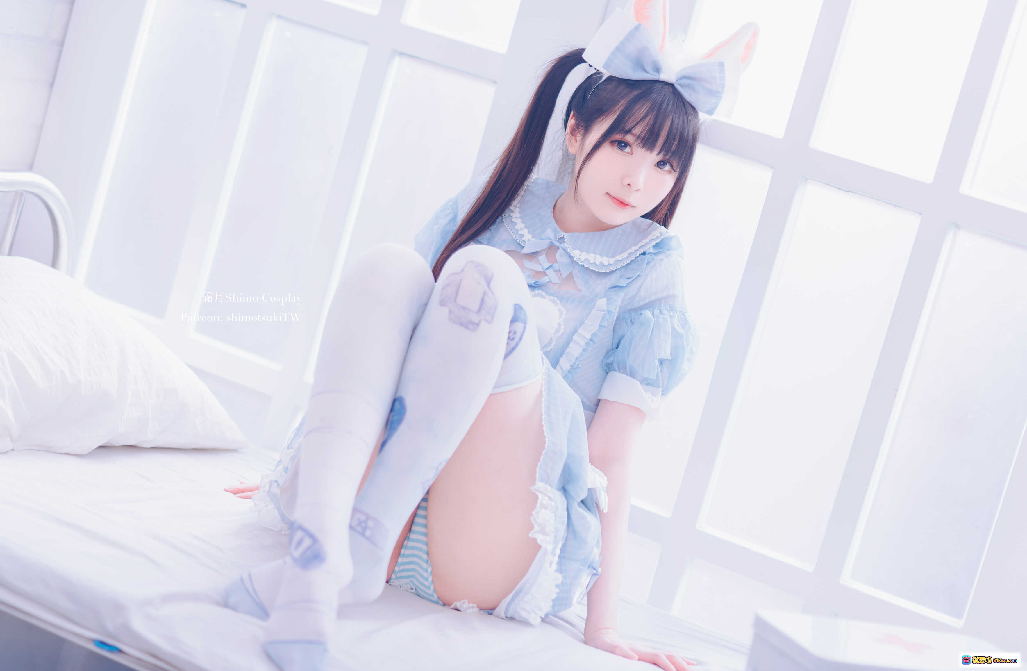 图片[6] - 霜月Shimo Cosplay女仆裙写真NO.004｜蓝白条纹兔耳女仆装｜甜美双马尾｜蕾丝边短裙｜高筒袜美臀特写｜14P高清图集 - 就要吻