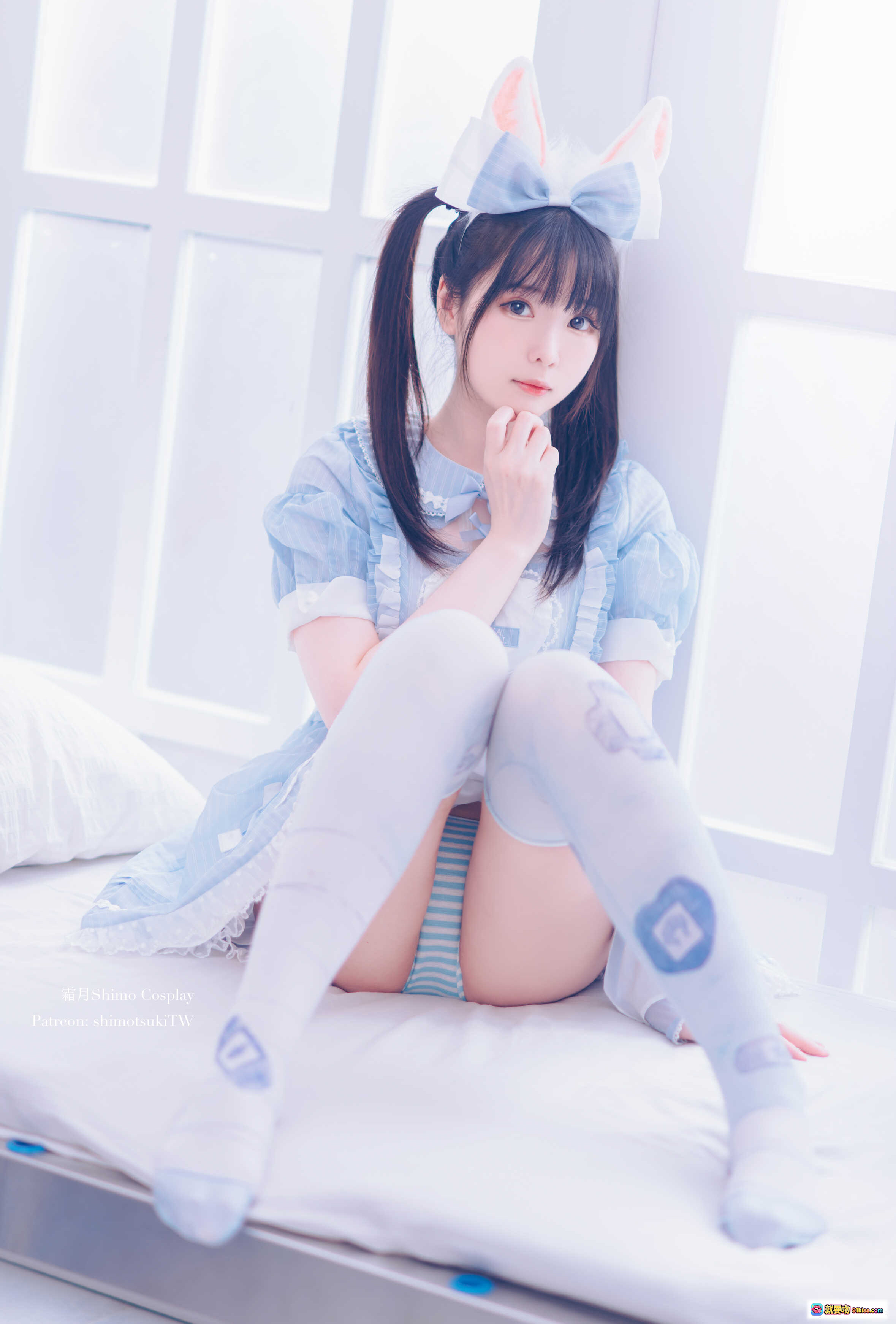 图片[5] - 霜月Shimo Cosplay女仆裙写真NO.004｜蓝白条纹兔耳女仆装｜甜美双马尾｜蕾丝边短裙｜高筒袜美臀特写｜14P高清图集 - 就要吻