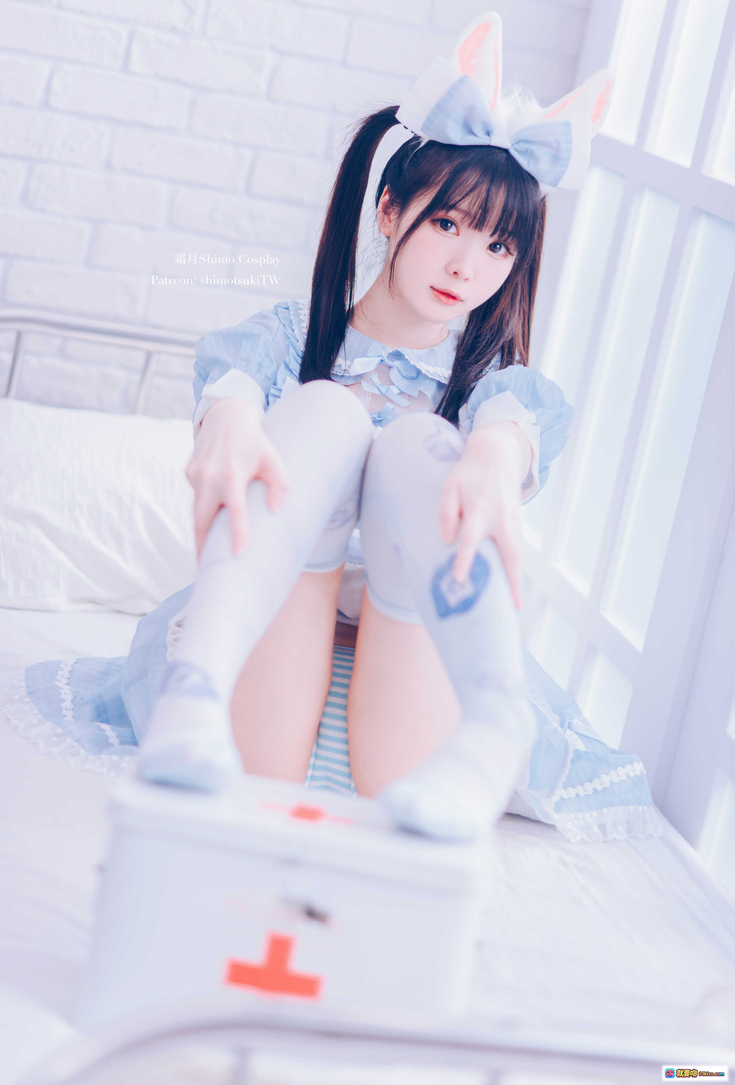 图片[7] - 霜月Shimo Cosplay女仆裙写真NO.004｜蓝白条纹兔耳女仆装｜甜美双马尾｜蕾丝边短裙｜高筒袜美臀特写｜14P高清图集 - 就要吻