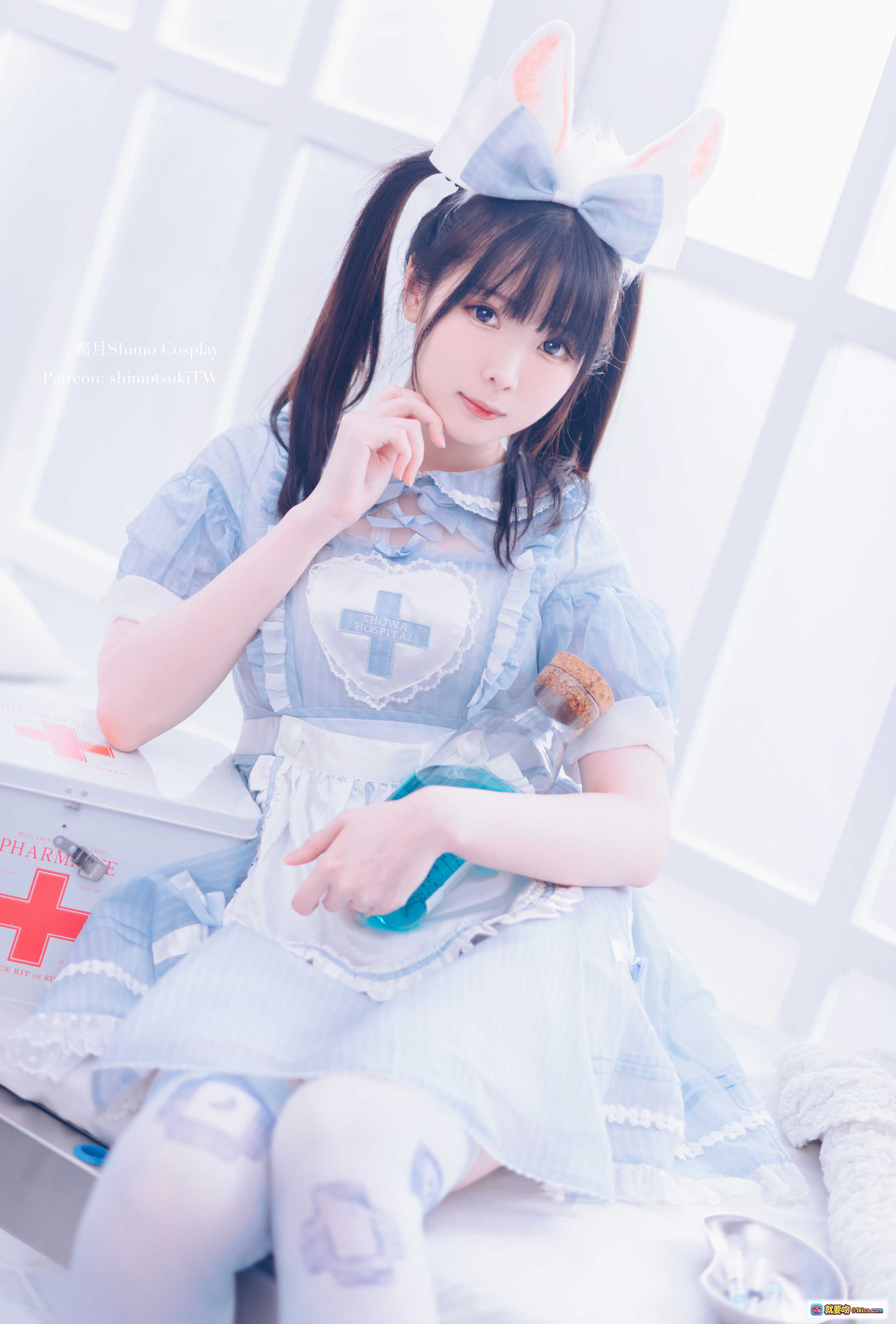图片[3] - 霜月Shimo Cosplay女仆裙写真NO.004｜蓝白条纹兔耳女仆装｜甜美双马尾｜蕾丝边短裙｜高筒袜美臀特写｜14P高清图集 - 就要吻