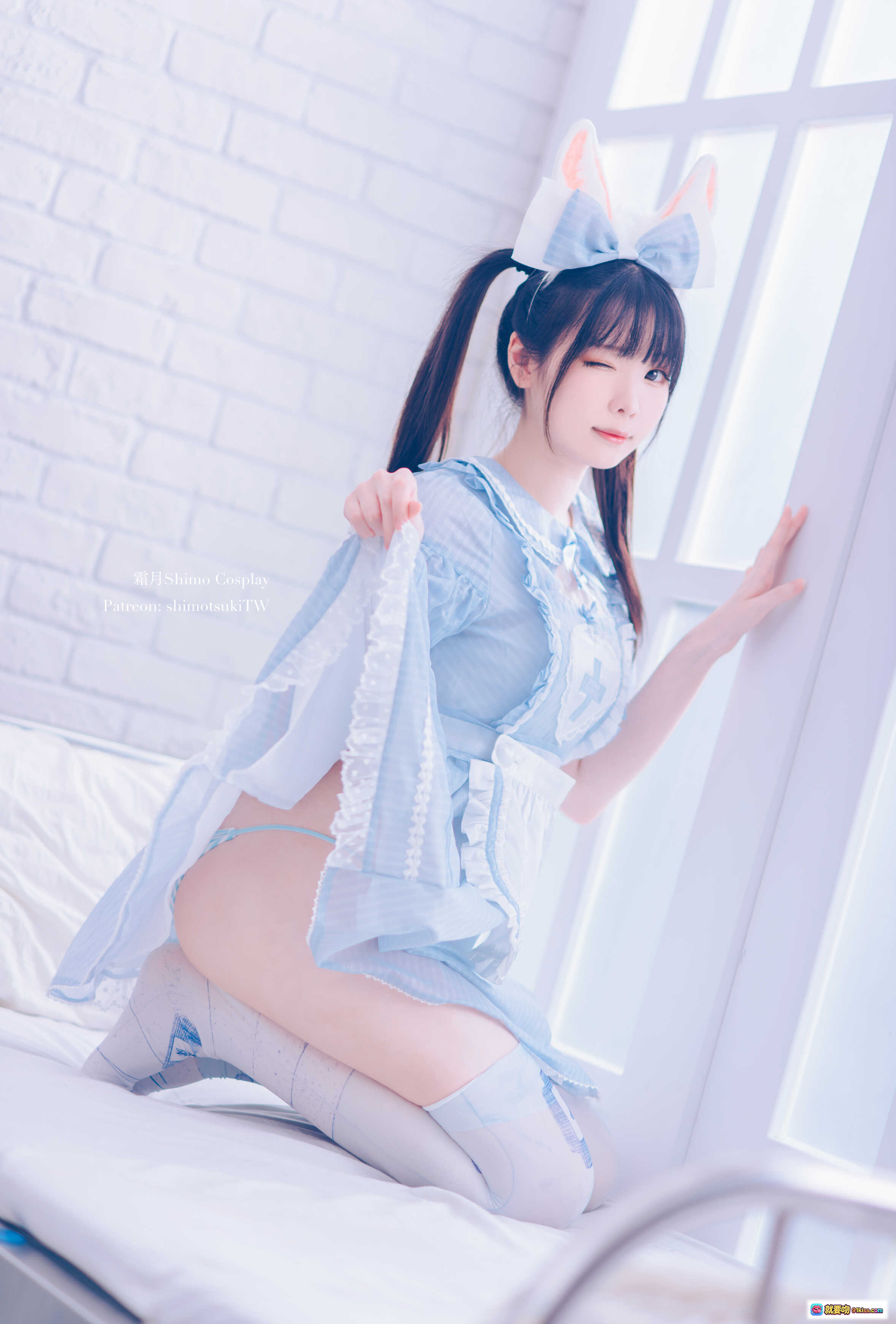 图片[9] - 霜月Shimo Cosplay女仆裙写真NO.004｜蓝白条纹兔耳女仆装｜甜美双马尾｜蕾丝边短裙｜高筒袜美臀特写｜14P高清图集 - 就要吻