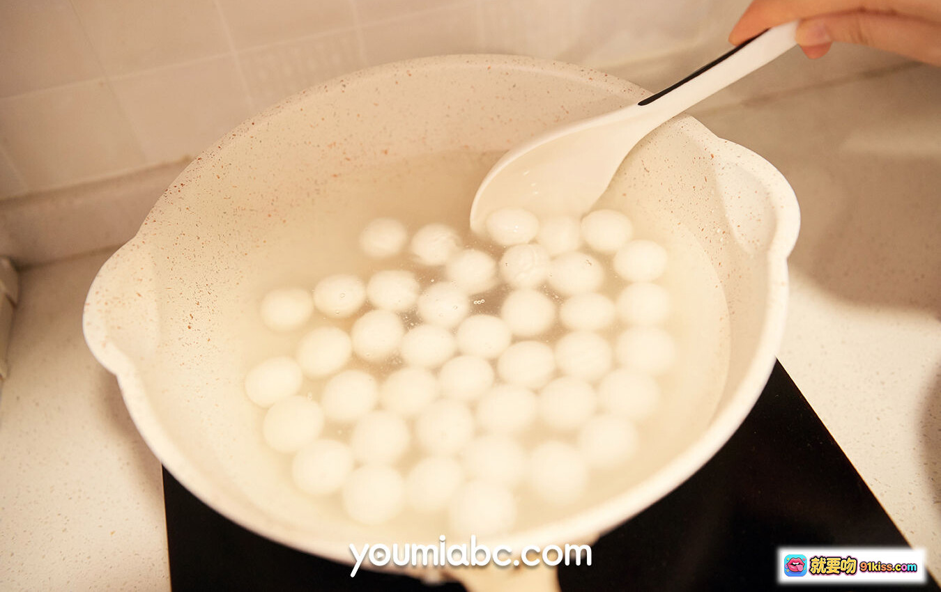 图片[10] - 绯月樱元宵主题写真｜红色刺绣睡袍+白毛边+美腿高跟+窗边福字装饰+精致餐桌摆设 - 就要吻