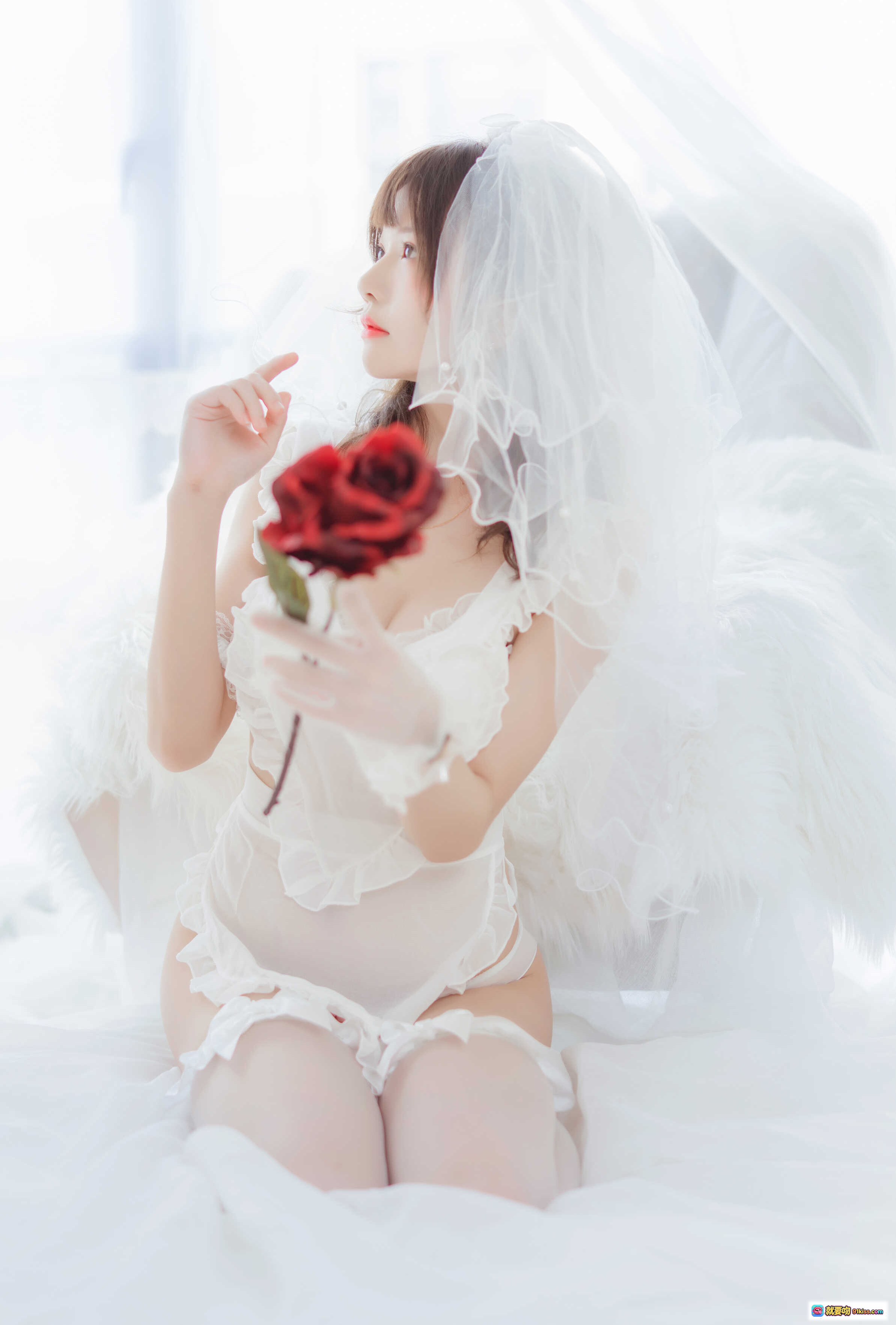 图片[8] - 桜桃喵058轻纱写真｜白纱蕾丝少女手持红玫瑰｜纯欲风私房美图33P - 就要吻