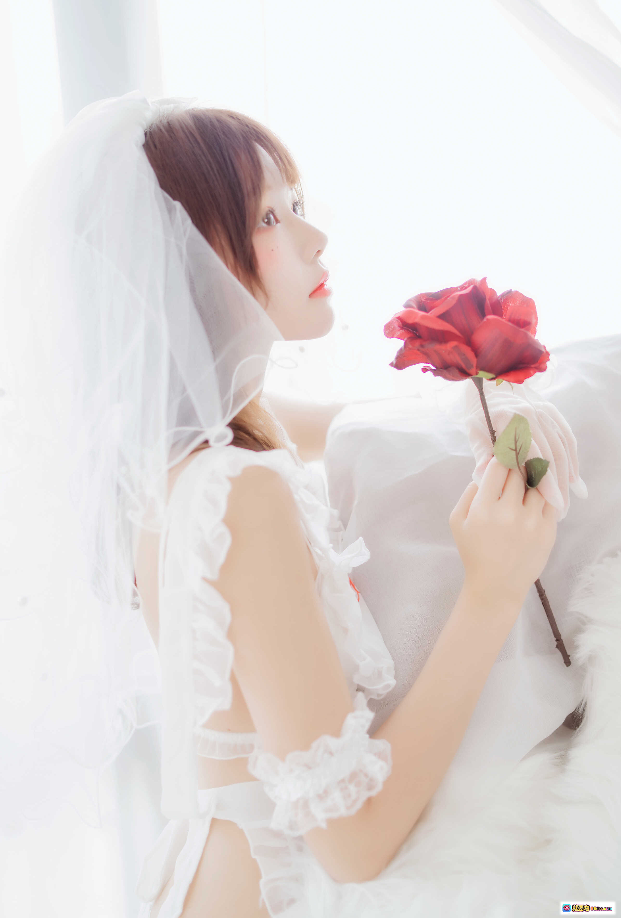 图片[2] - 桜桃喵058轻纱写真｜白纱蕾丝少女手持红玫瑰｜纯欲风私房美图33P - 就要吻