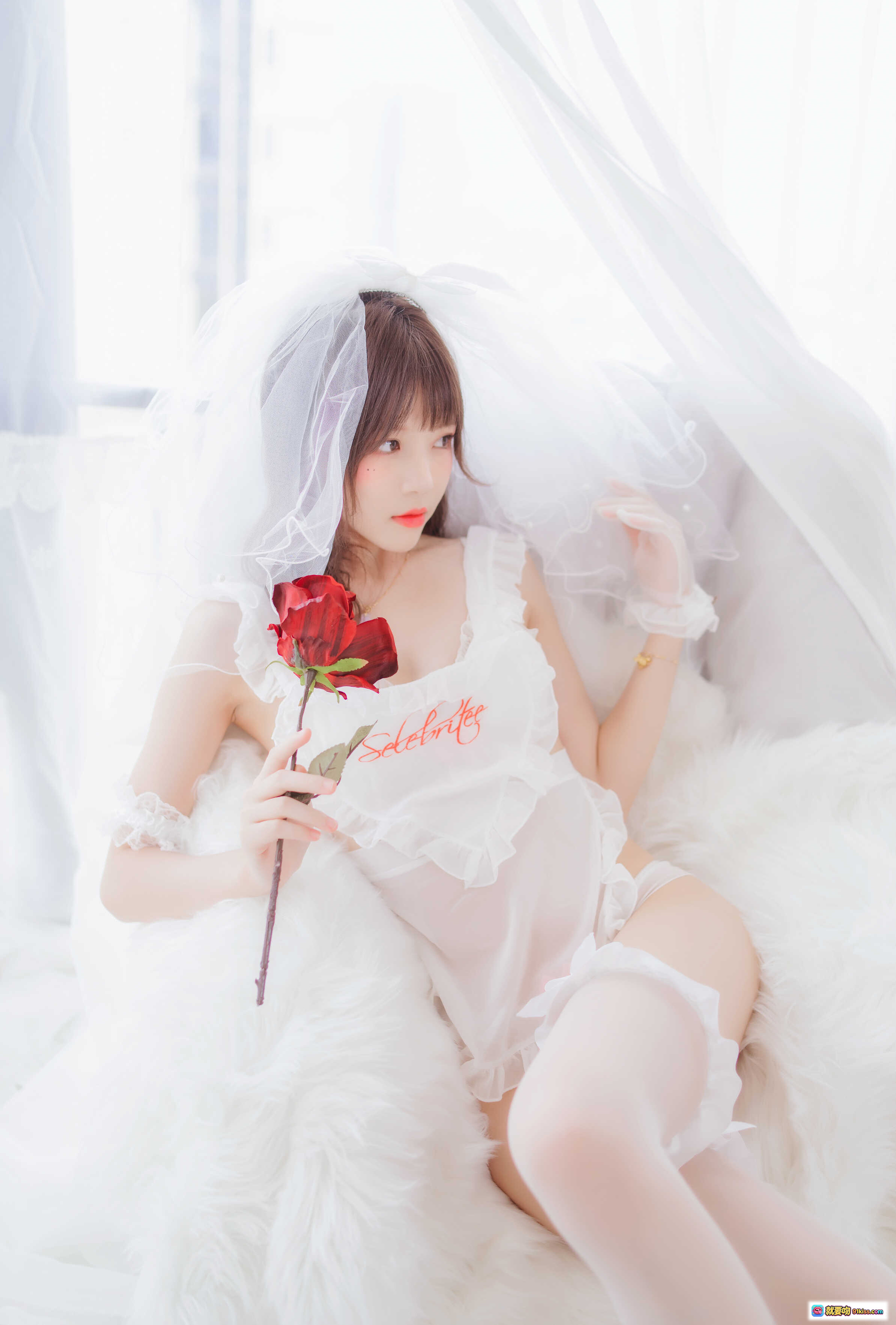 桜桃喵058轻纱写真｜白纱蕾丝少女手持红玫瑰｜纯欲风私房美图33P - 就要吻