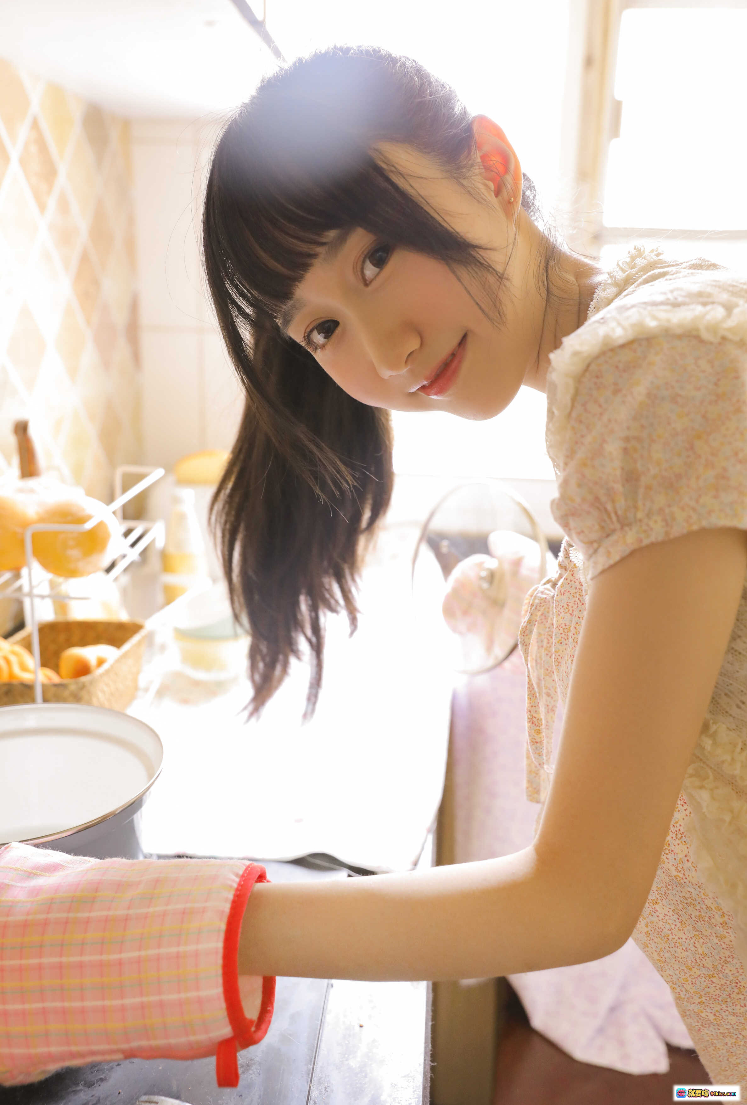 图片[1] - 木绵绵OwO NO.018 绵相随 厨娘写真 甜美少女厨房日常 温馨居家风 粉色格纹手套 自然光逆光拍摄 清新治愈系 8P高清图集 - 就要吻