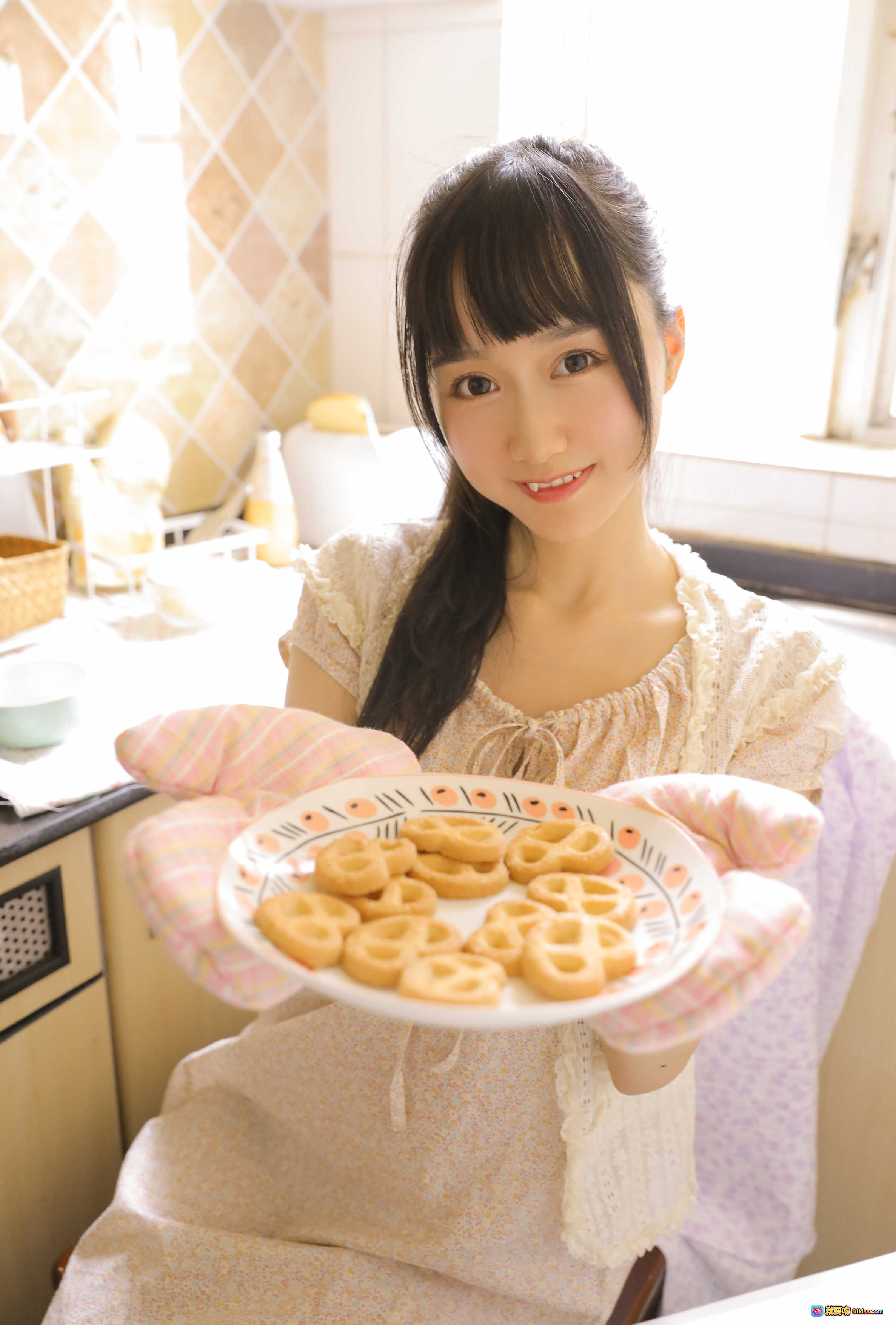 图片[8] - 木绵绵OwO NO.018 绵相随 厨娘写真 甜美少女厨房日常 温馨居家风 粉色格纹手套 自然光逆光拍摄 清新治愈系 8P高清图集 - 就要吻