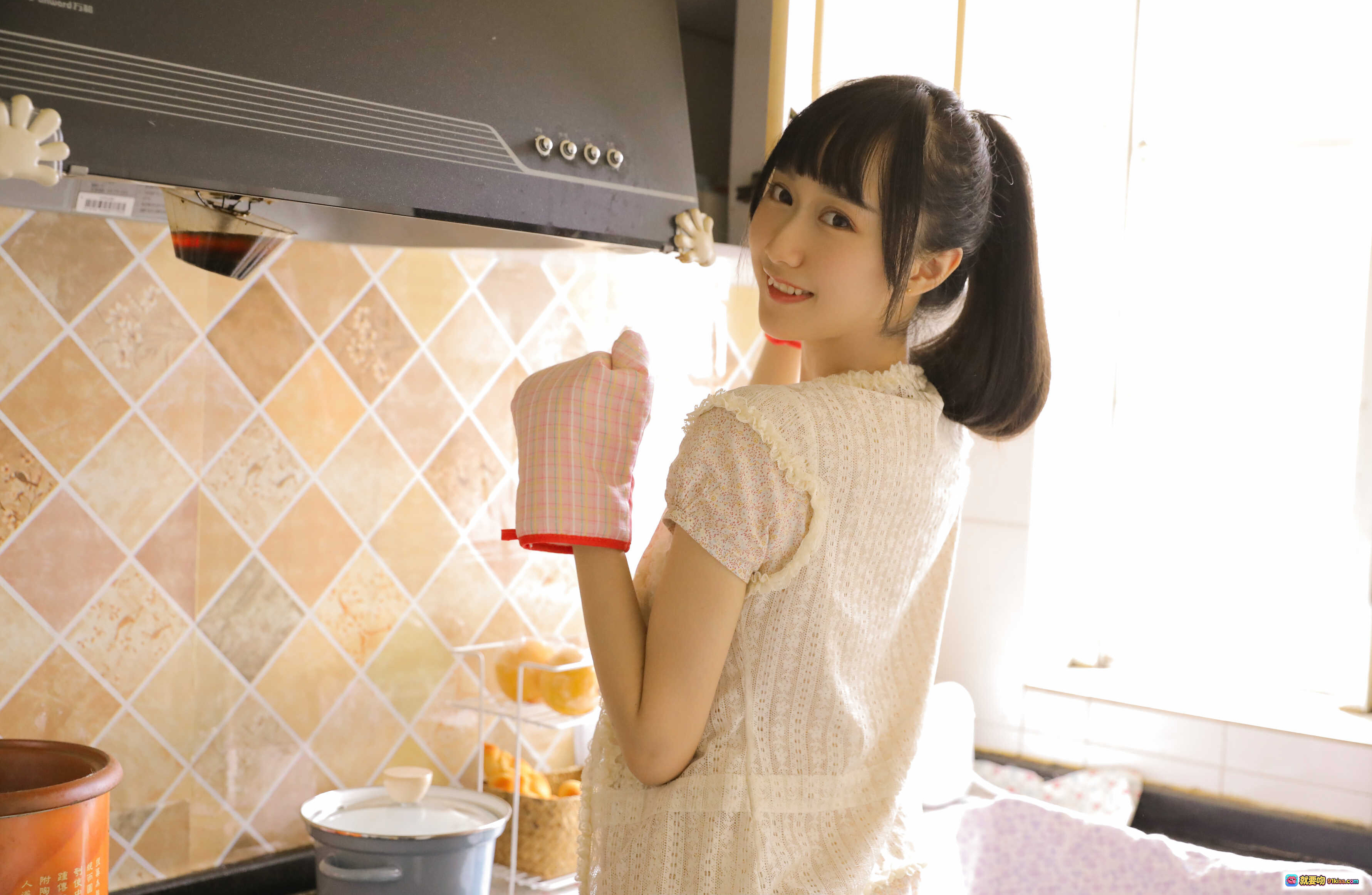 图片[2] - 木绵绵OwO NO.018 绵相随 厨娘写真 甜美少女厨房日常 温馨居家风 粉色格纹手套 自然光逆光拍摄 清新治愈系 8P高清图集 - 就要吻