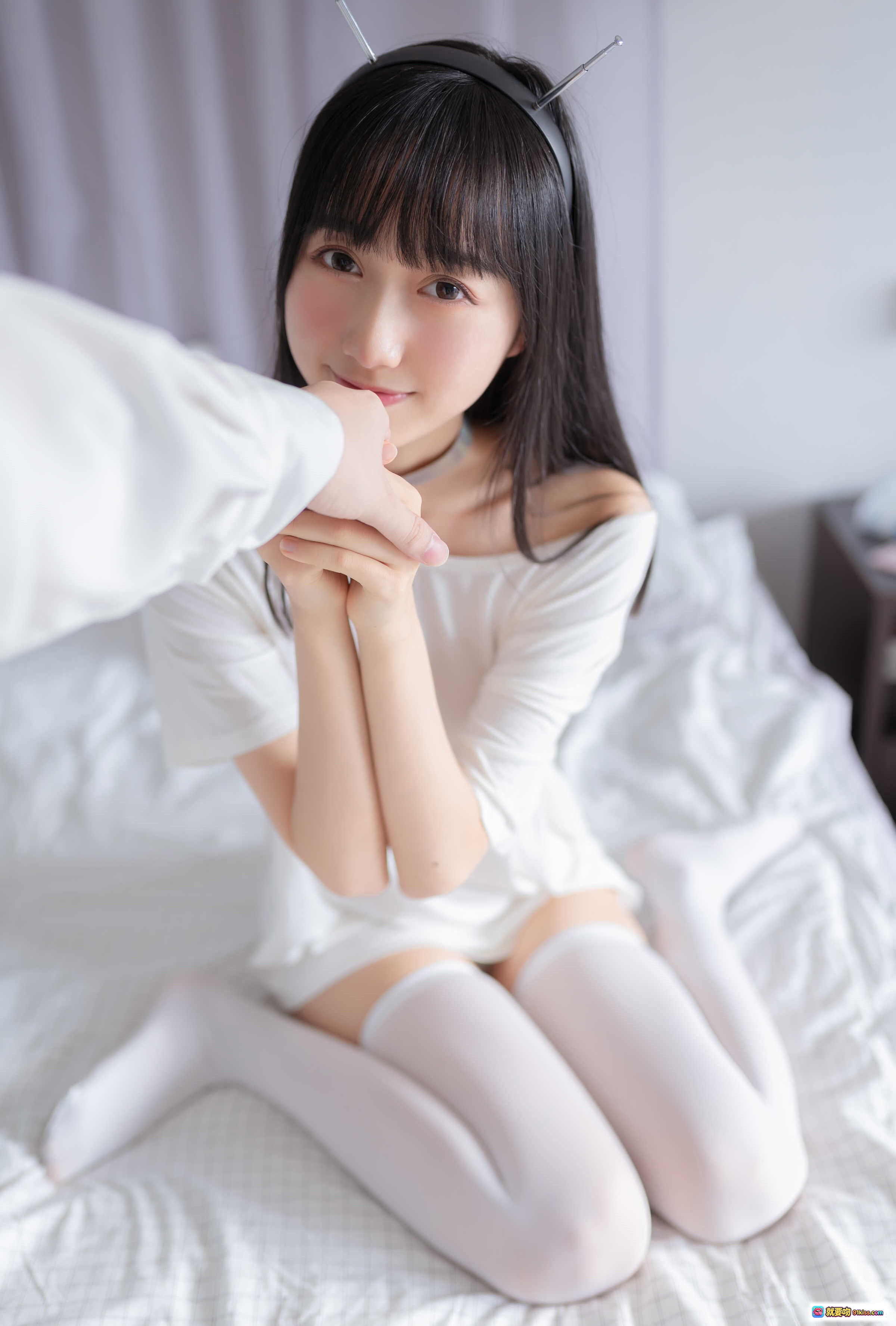 图片[2] - 木绵绵OwO NO.025 智能型彼女 白色长袜少女床上写真 89P高清图集 甜美居家风 白色睡衣诱惑 优雅躺姿特写 - 就要吻