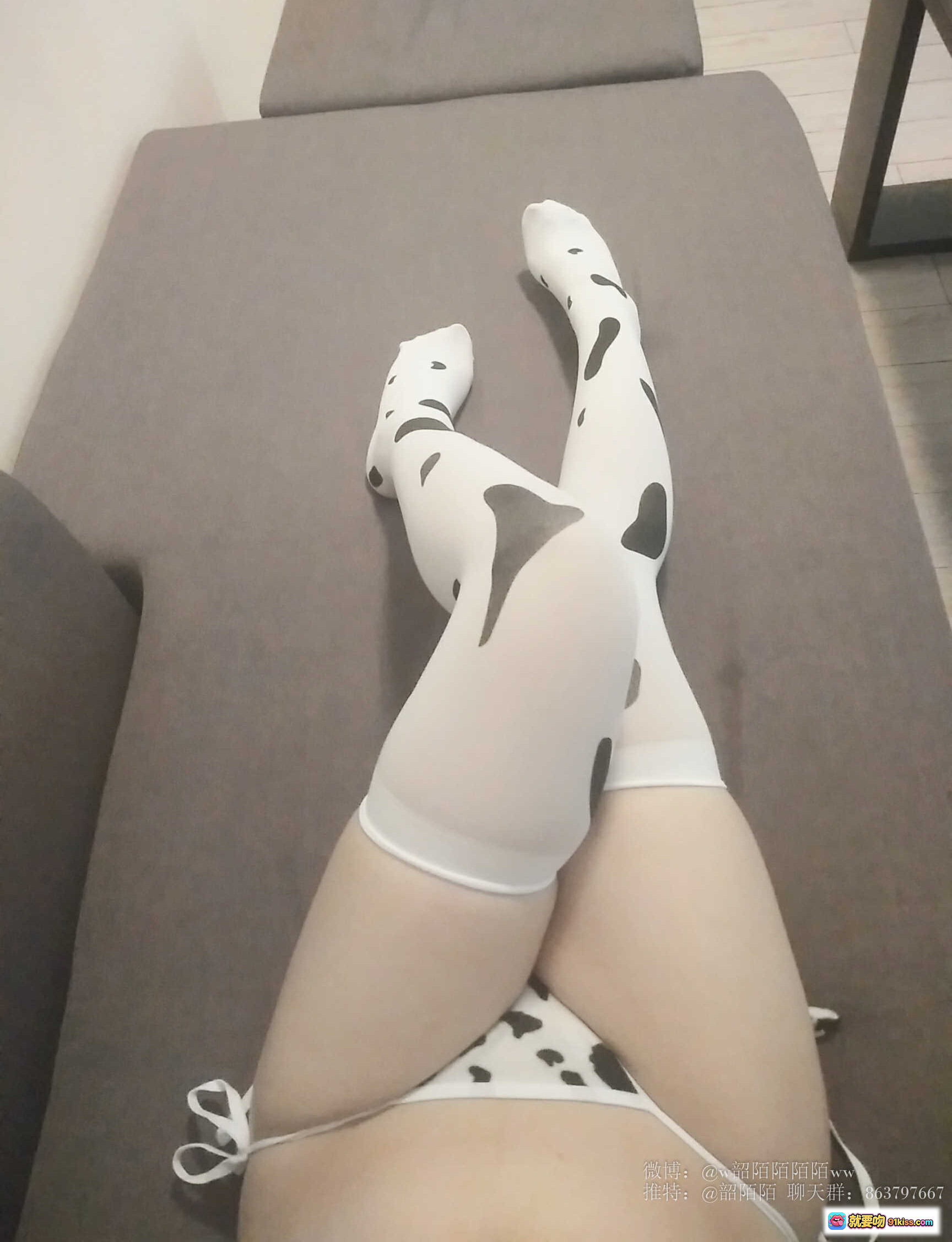 图片[7] - 韶陌陌NO.006奶牛纹丝袜美腿写真｜白色系带内裤性感私房照30P - 就要吻