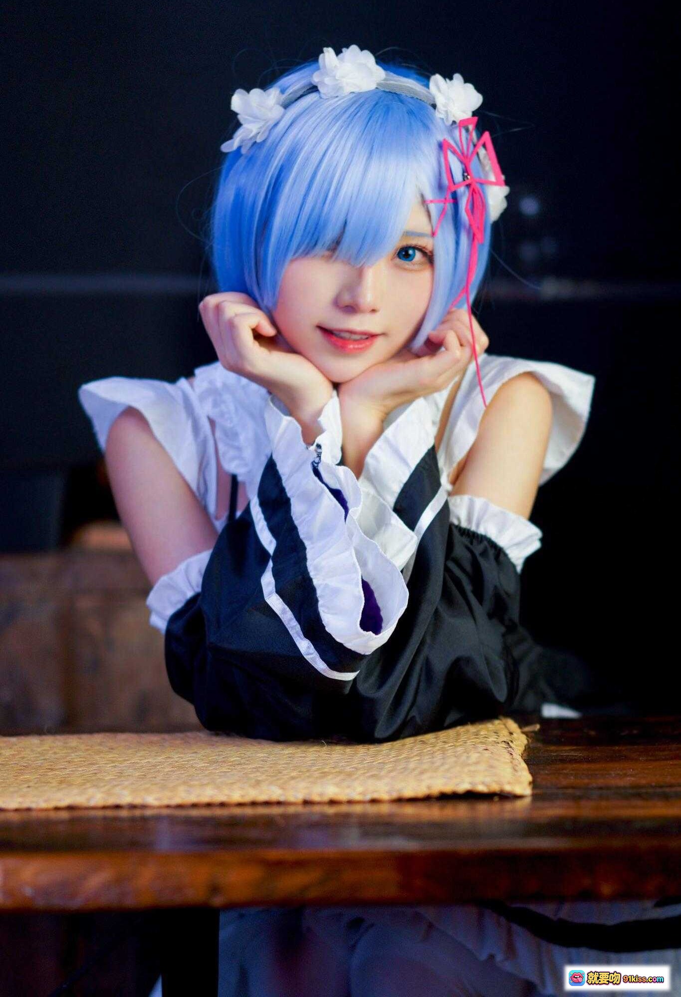 图片[10] - 蓝发蕾姆cosplay写真 | 白花发箍+粉色蝴蝶结 | 甜美女仆装 | Kitaro绮太郎NO.049高清图集 - 就要吻