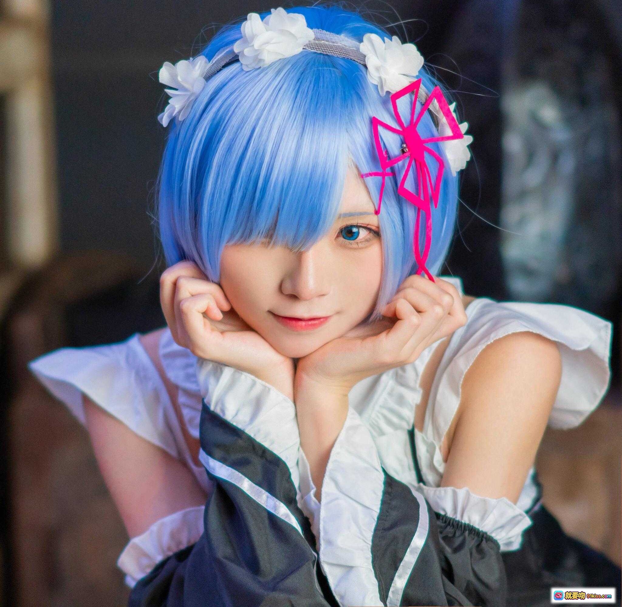 图片[2] - 蓝发蕾姆cosplay写真 | 白花发箍+粉色蝴蝶结 | 甜美女仆装 | Kitaro绮太郎NO.049高清图集 - 就要吻
