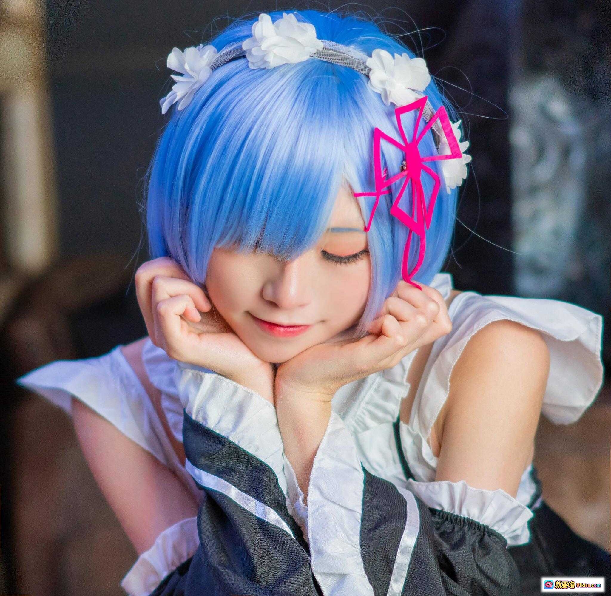 图片[1] - 蓝发蕾姆cosplay写真 | 白花发箍+粉色蝴蝶结 | 甜美女仆装 | Kitaro绮太郎NO.049高清图集 - 就要吻