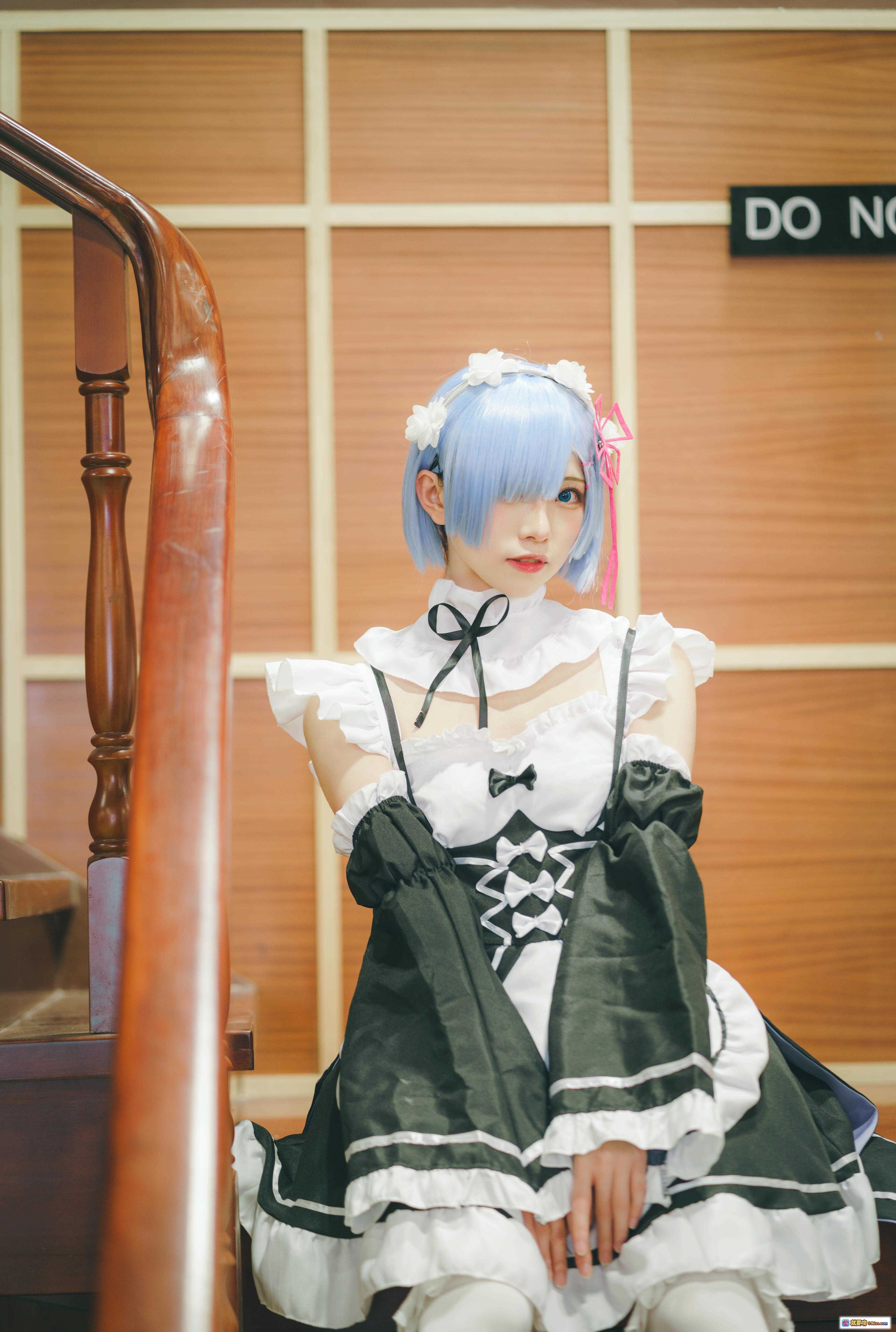 图片[8] - 蓝发蕾姆cosplay写真 | 白花发箍+粉色蝴蝶结 | 甜美女仆装 | Kitaro绮太郎NO.049高清图集 - 就要吻