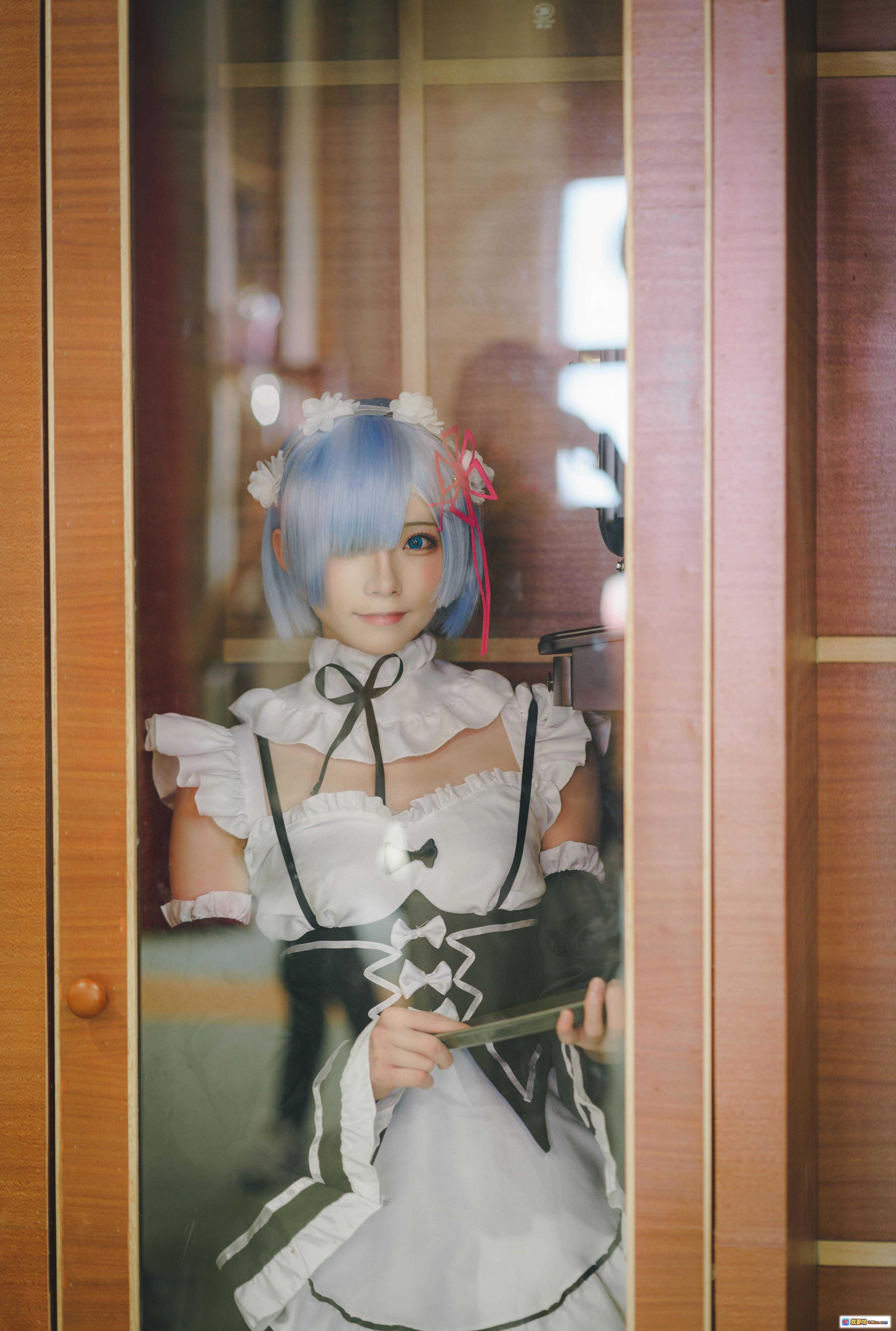 图片[5] - 蓝发蕾姆cosplay写真 | 白花发箍+粉色蝴蝶结 | 甜美女仆装 | Kitaro绮太郎NO.049高清图集 - 就要吻