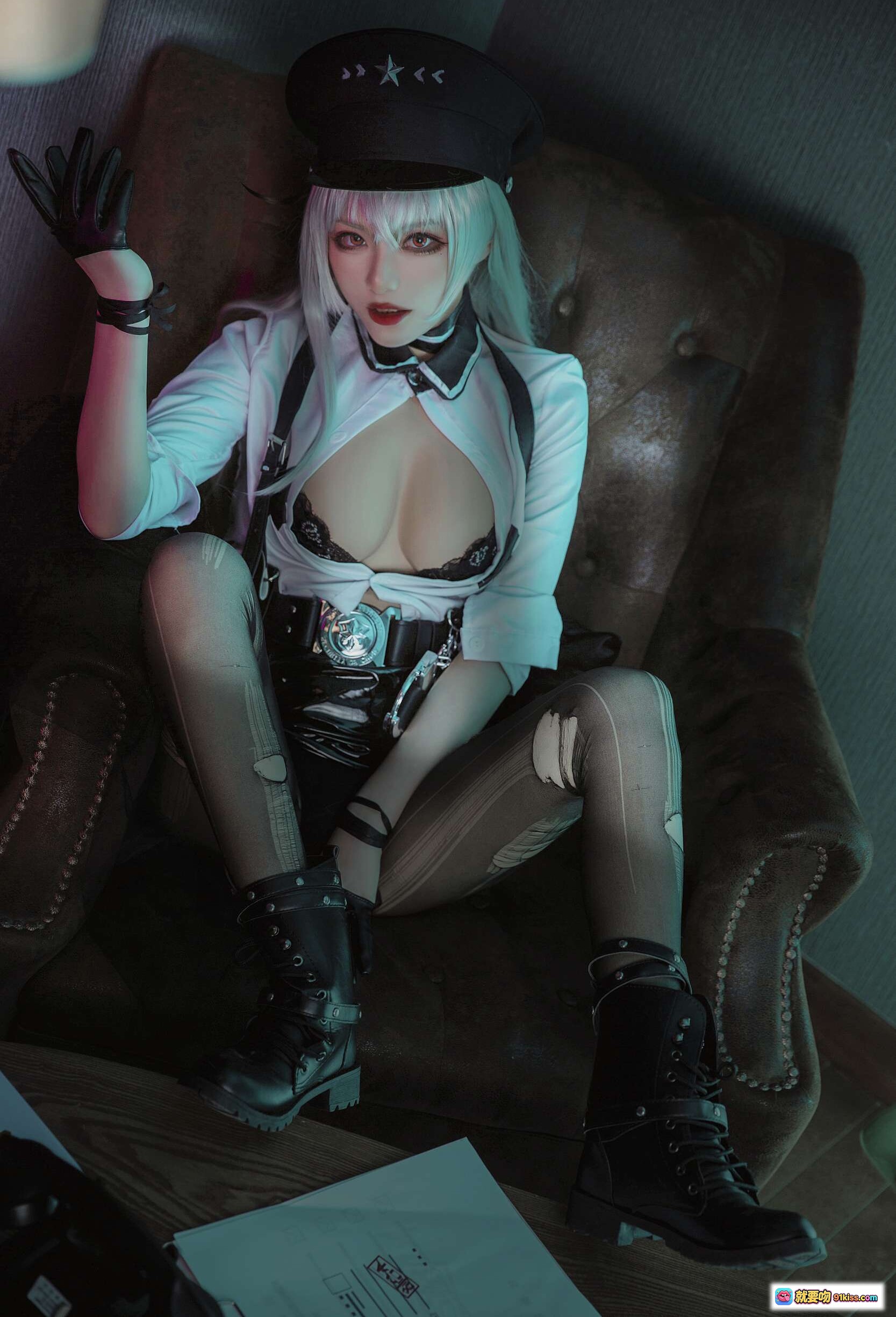 图片[2] - 起司块wii NO.013 甘古特 Cosplay写真｜银发军帽白衬衫黑皮短裤丝袜长靴复古沙发场景51P高质图集 - 就要吻