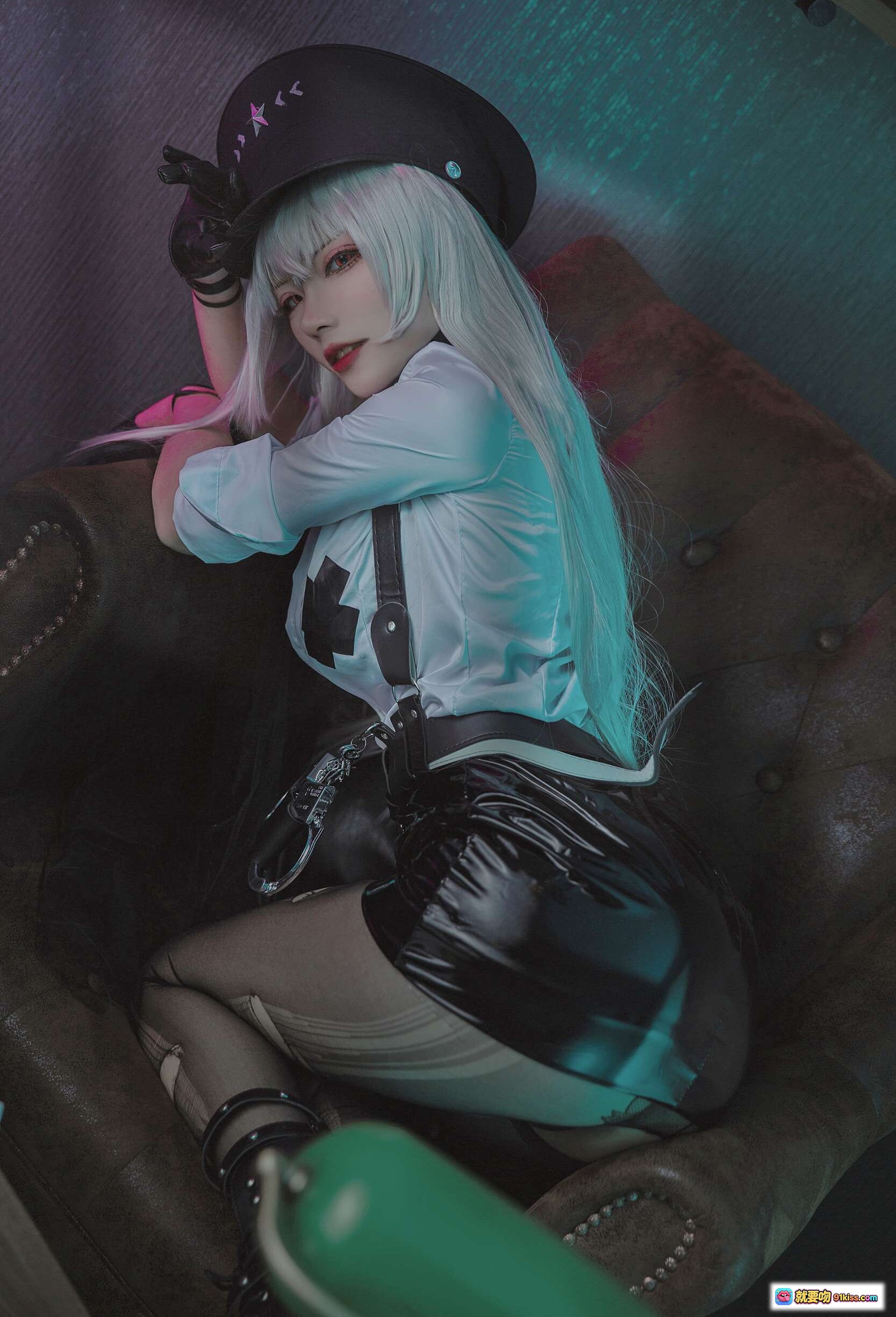 图片[10] - 起司块wii NO.013 甘古特 Cosplay写真｜银发军帽白衬衫黑皮短裤丝袜长靴复古沙发场景51P高质图集 - 就要吻