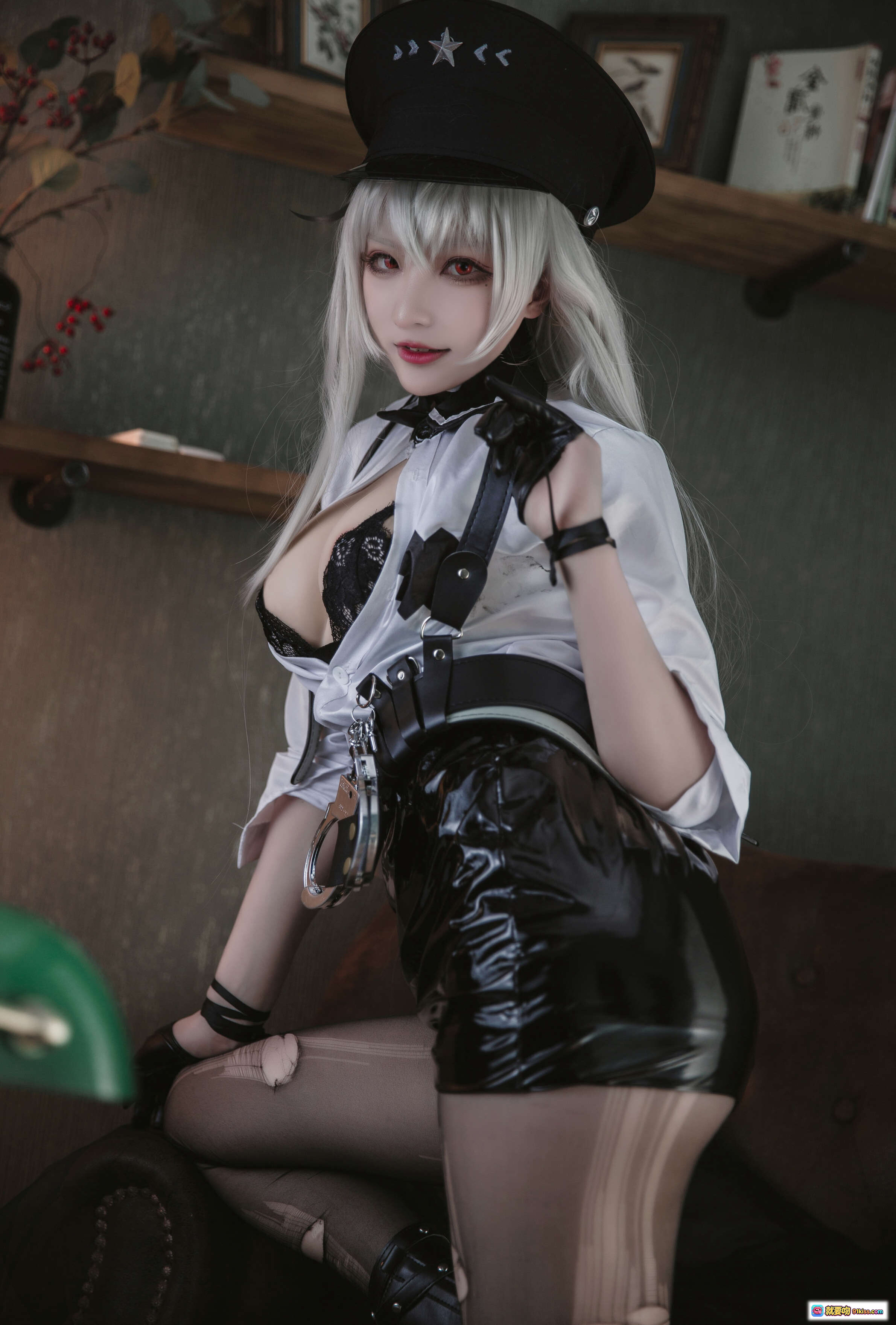 图片[3] - 起司块wii NO.013 甘古特 Cosplay写真｜银发军帽白衬衫黑皮短裤丝袜长靴复古沙发场景51P高质图集 - 就要吻