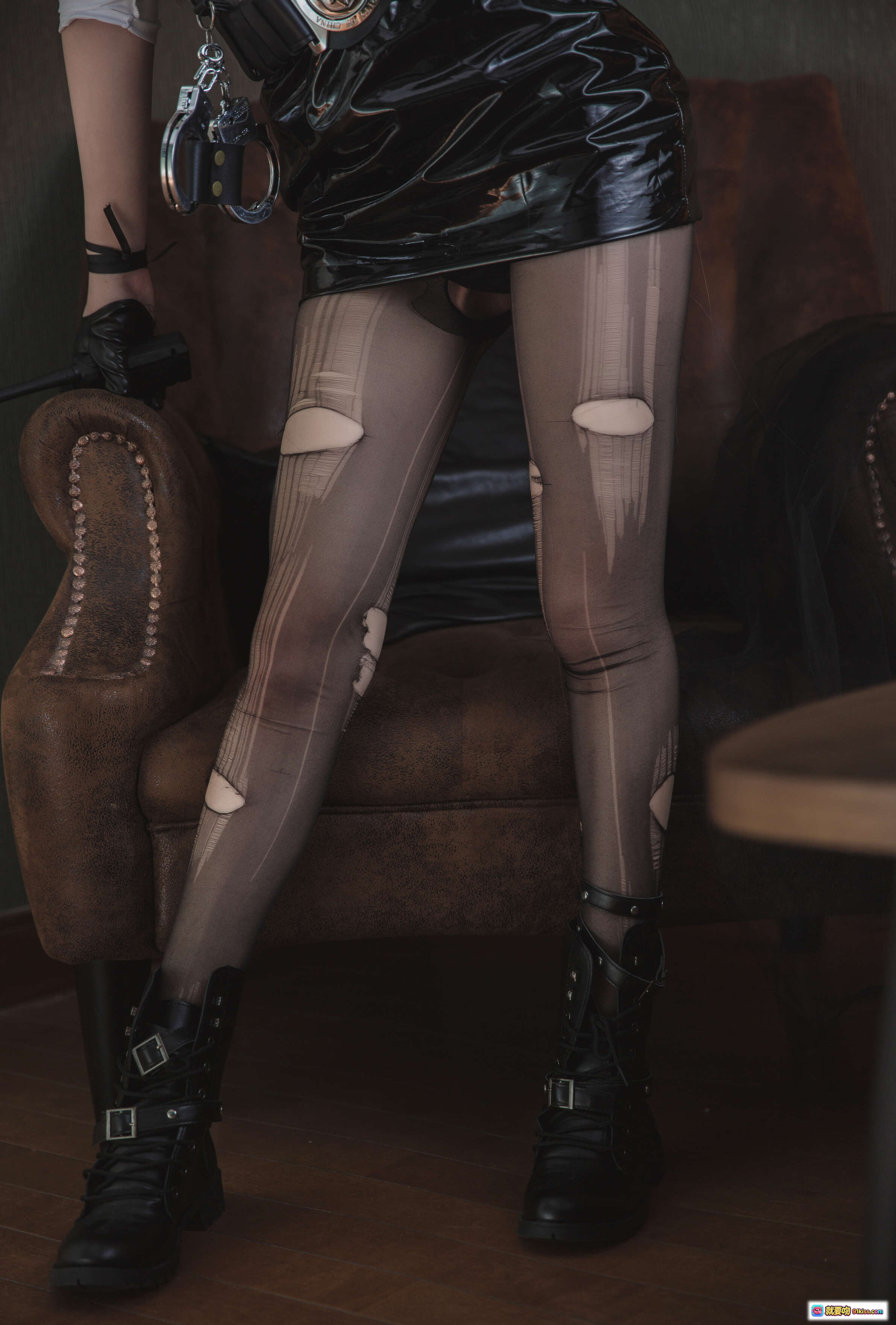 图片[8] - 起司块wii NO.013 甘古特 Cosplay写真｜银发军帽白衬衫黑皮短裤丝袜长靴复古沙发场景51P高质图集 - 就要吻