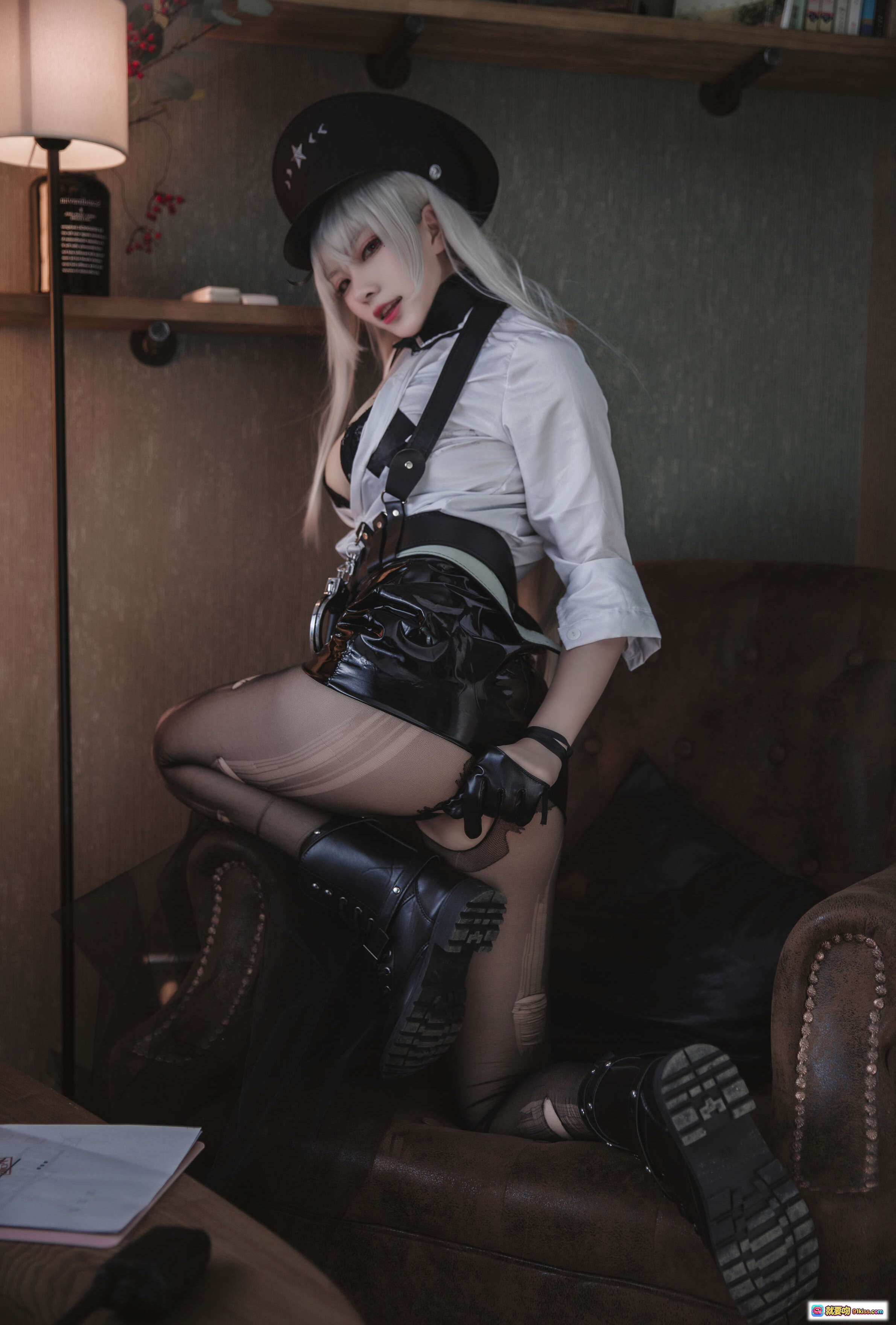图片[1] - 起司块wii NO.013 甘古特 Cosplay写真｜银发军帽白衬衫黑皮短裤丝袜长靴复古沙发场景51P高质图集 - 就要吻