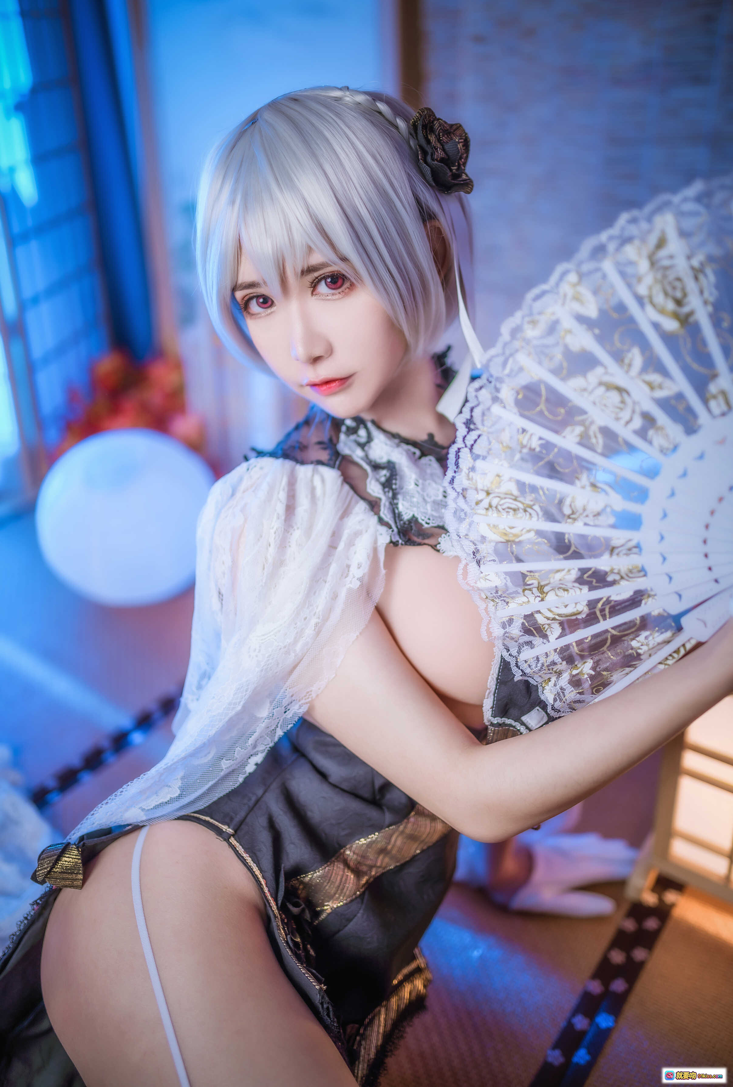 图片[4] - 阮邑_Fairy NO.002 天狼星 Cosplay 精美和风写真 白发少女 持扇坐姿 蕾丝服饰 日式榻榻米 场景灯光氛围感 9P高清图集 - 就要吻