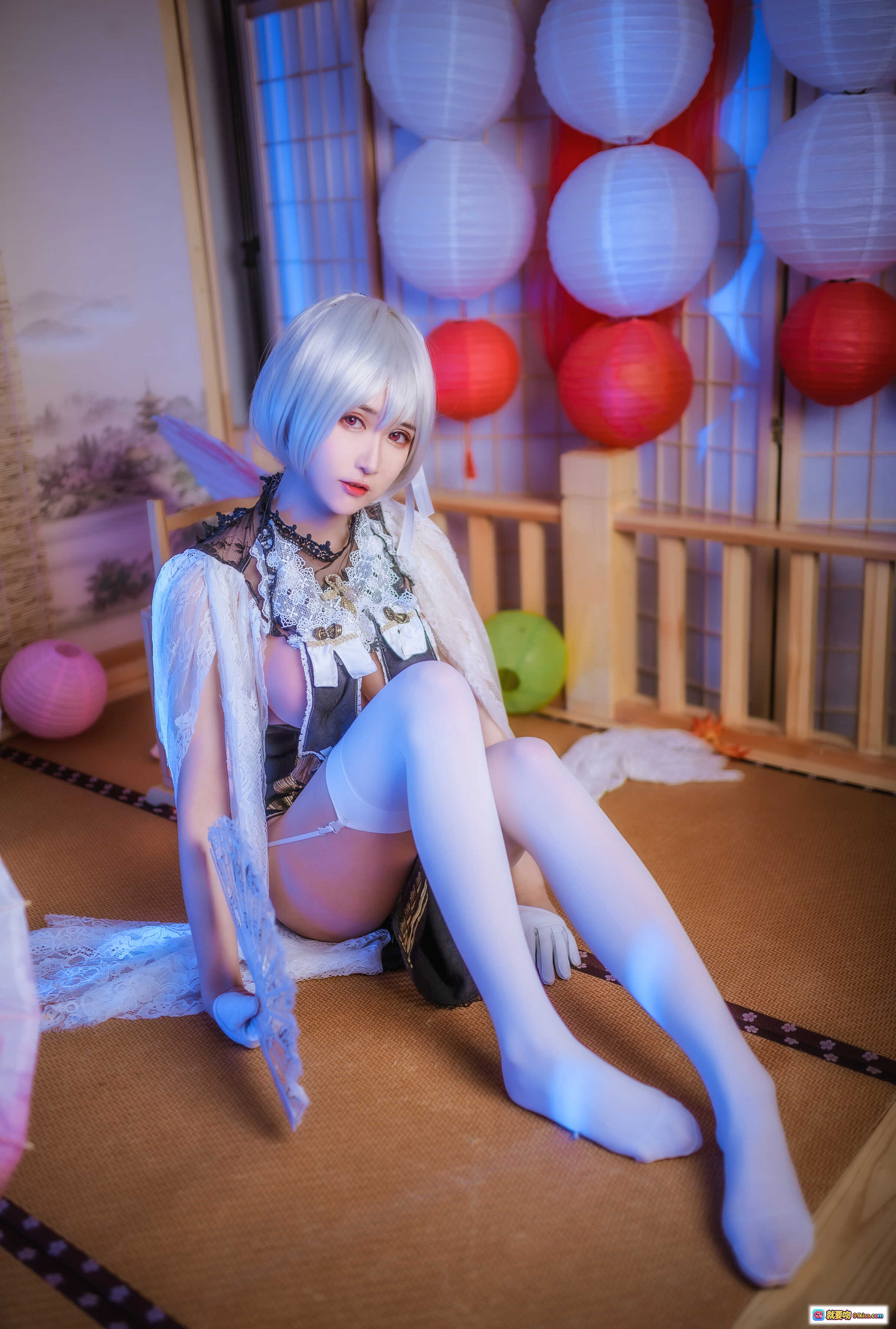 图片[3] - 阮邑_Fairy NO.002 天狼星 Cosplay 精美和风写真 白发少女 持扇坐姿 蕾丝服饰 日式榻榻米 场景灯光氛围感 9P高清图集 - 就要吻