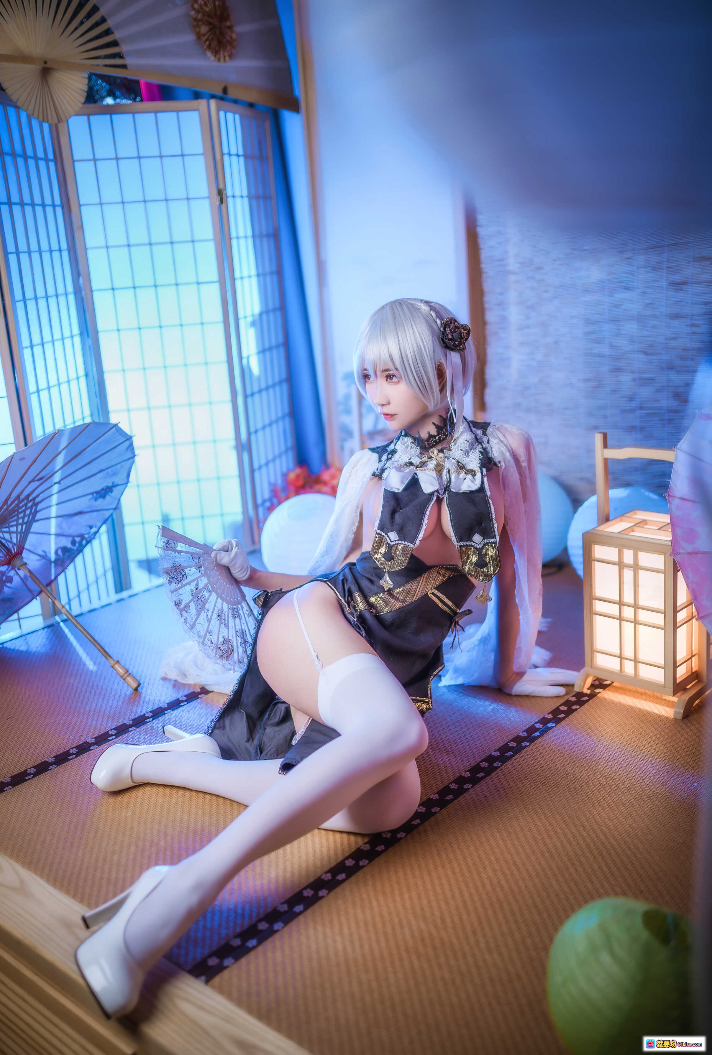 图片[6] - 阮邑_Fairy NO.002 天狼星 Cosplay 精美和风写真 白发少女 持扇坐姿 蕾丝服饰 日式榻榻米 场景灯光氛围感 9P高清图集 - 就要吻