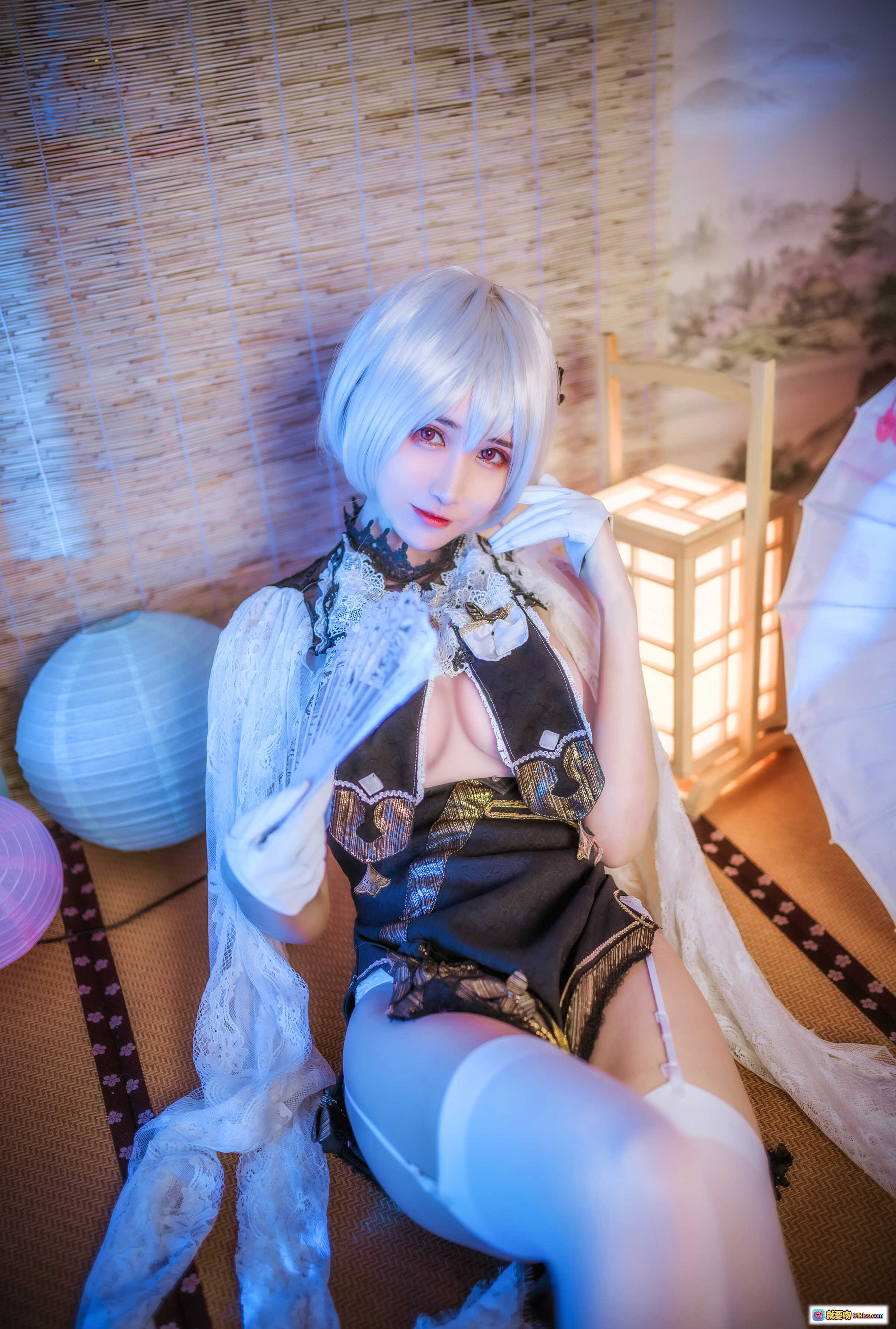 图片[2] - 阮邑_Fairy NO.002 天狼星 Cosplay 精美和风写真 白发少女 持扇坐姿 蕾丝服饰 日式榻榻米 场景灯光氛围感 9P高清图集 - 就要吻