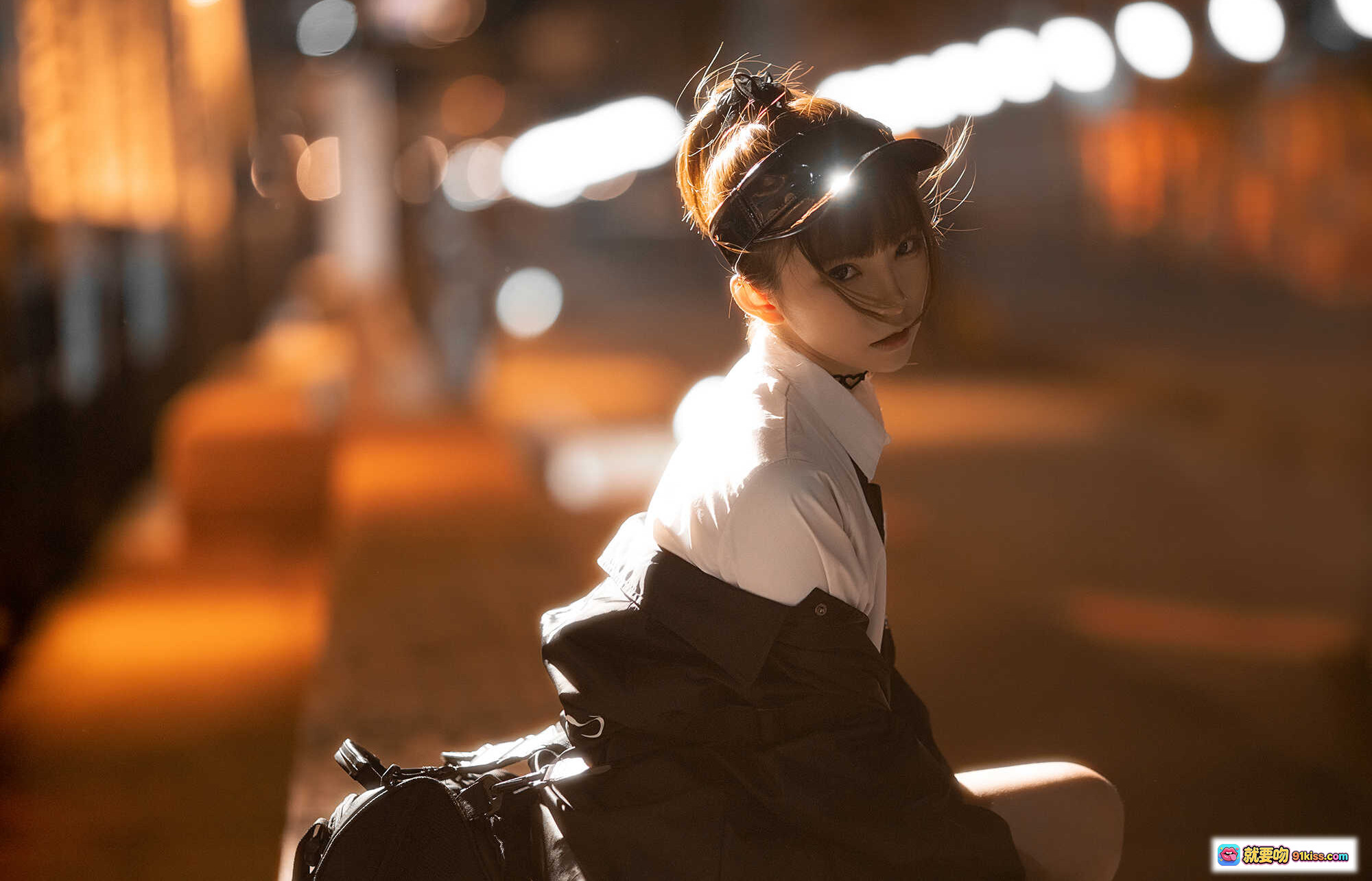 图片[7] - Kitaro_绮太郎 NO.018 光影夜拍写真｜透明雨伞逆光人像｜都市街头氛围感｜黑色外套侧颜特写｜霓虹灯背景虚化｜12P高清图集 - 就要吻