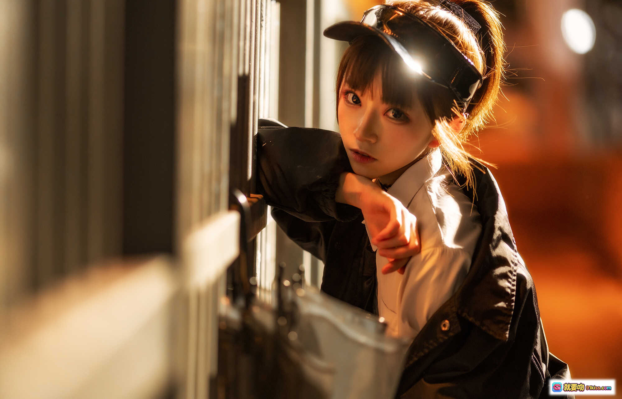 图片[6] - Kitaro_绮太郎 NO.018 光影夜拍写真｜透明雨伞逆光人像｜都市街头氛围感｜黑色外套侧颜特写｜霓虹灯背景虚化｜12P高清图集 - 就要吻