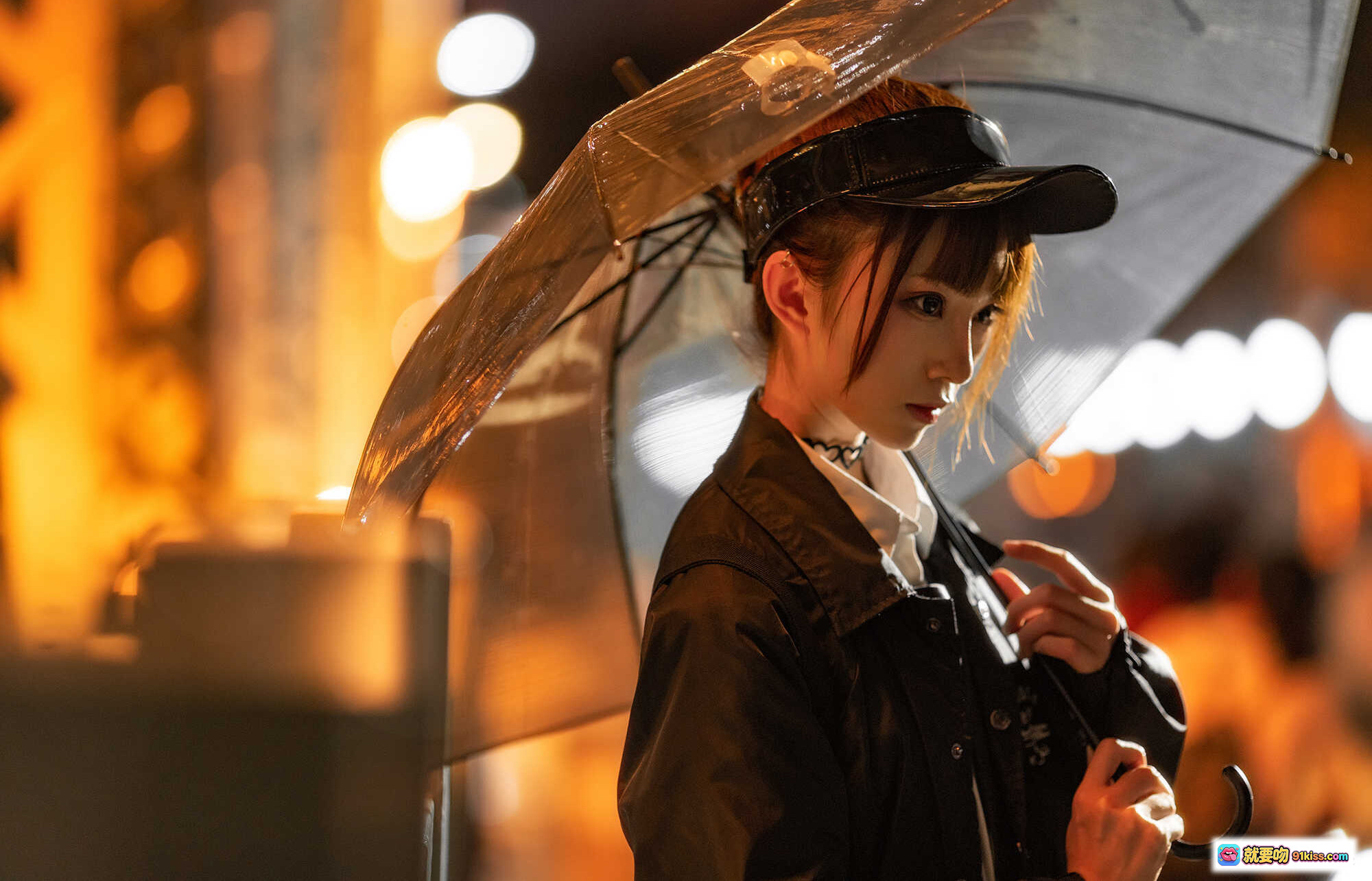 图片[9] - Kitaro_绮太郎 NO.018 光影夜拍写真｜透明雨伞逆光人像｜都市街头氛围感｜黑色外套侧颜特写｜霓虹灯背景虚化｜12P高清图集 - 就要吻