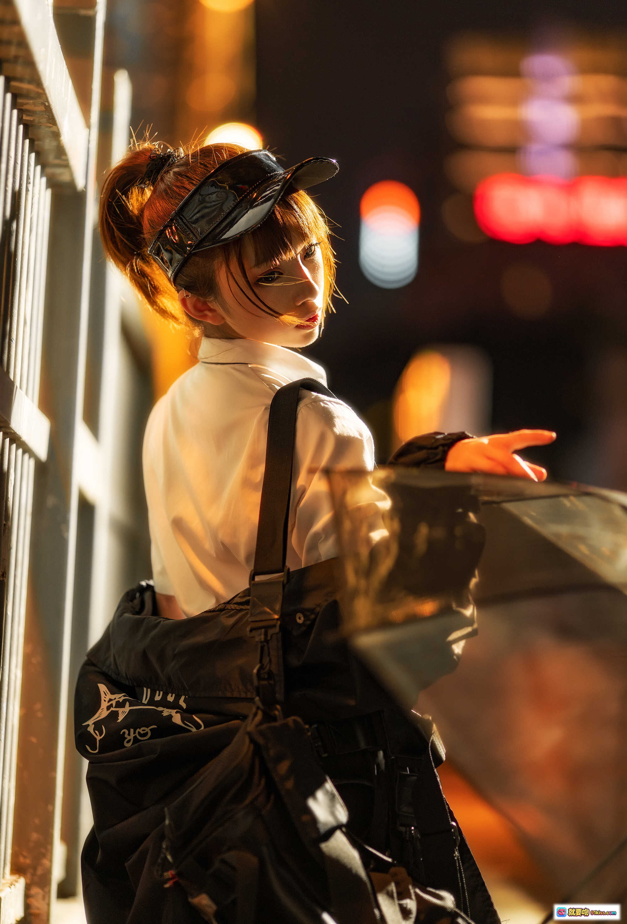 图片[5] - Kitaro_绮太郎 NO.018 光影夜拍写真｜透明雨伞逆光人像｜都市街头氛围感｜黑色外套侧颜特写｜霓虹灯背景虚化｜12P高清图集 - 就要吻