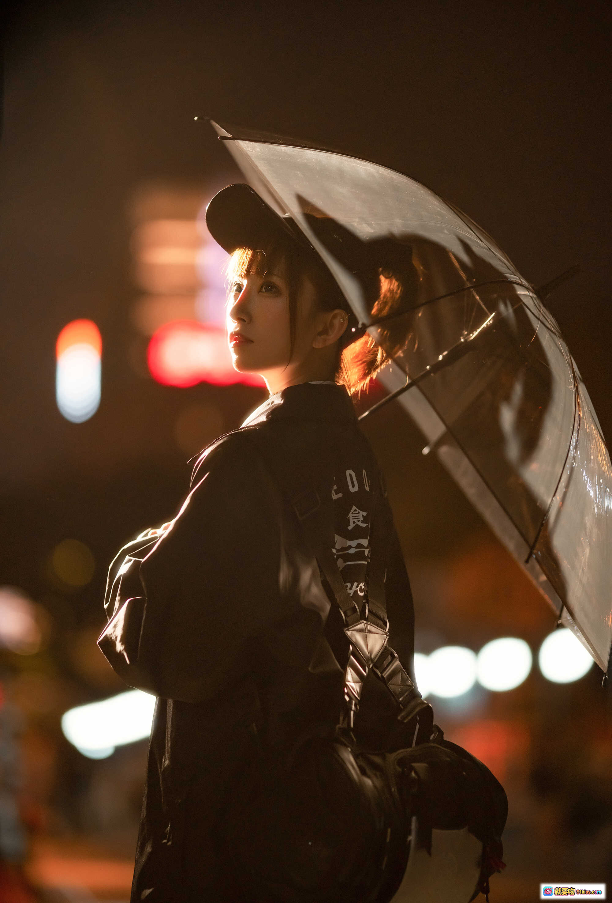 图片[1] - Kitaro_绮太郎 NO.018 光影夜拍写真｜透明雨伞逆光人像｜都市街头氛围感｜黑色外套侧颜特写｜霓虹灯背景虚化｜12P高清图集 - 就要吻