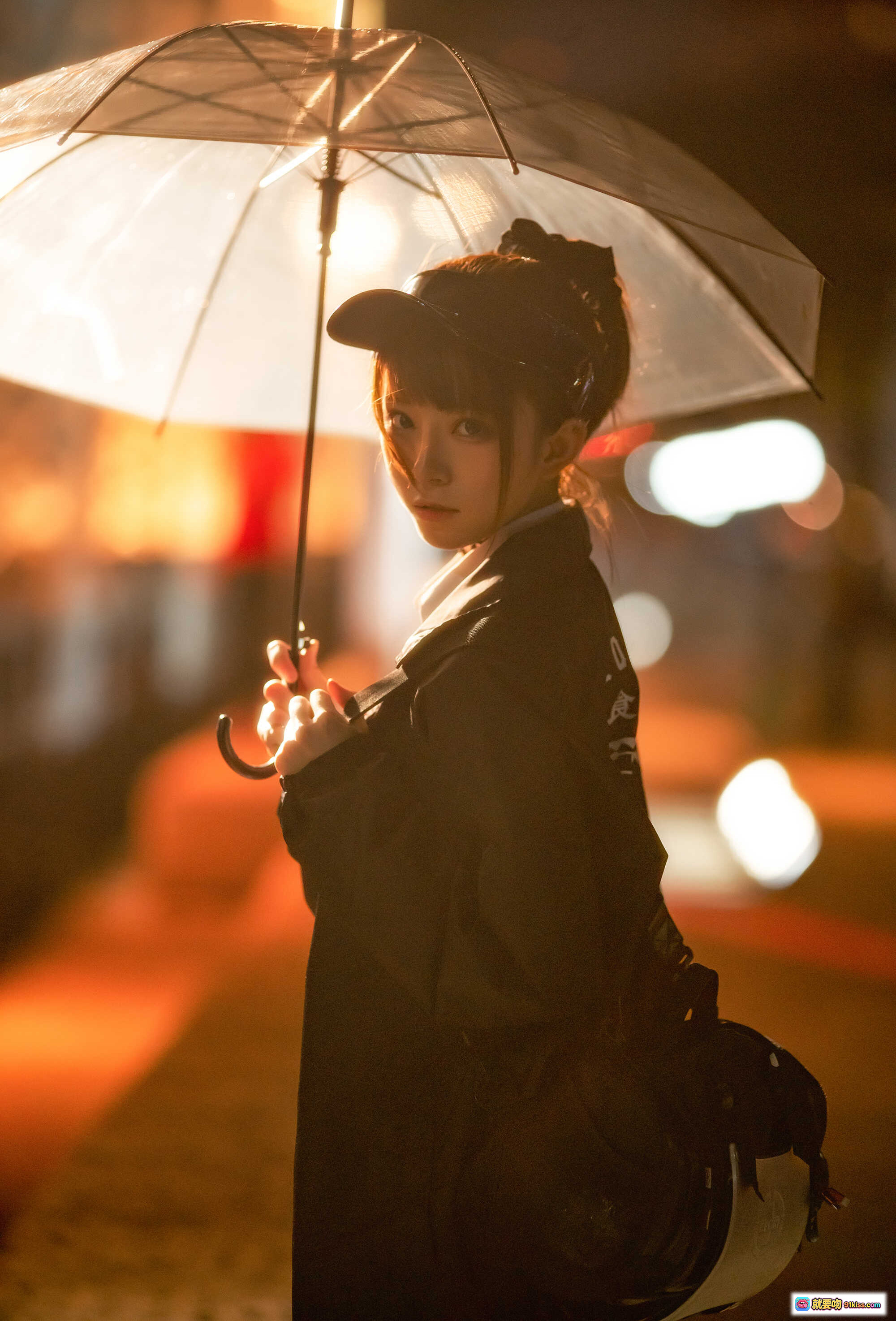 图片[3] - Kitaro_绮太郎 NO.018 光影夜拍写真｜透明雨伞逆光人像｜都市街头氛围感｜黑色外套侧颜特写｜霓虹灯背景虚化｜12P高清图集 - 就要吻