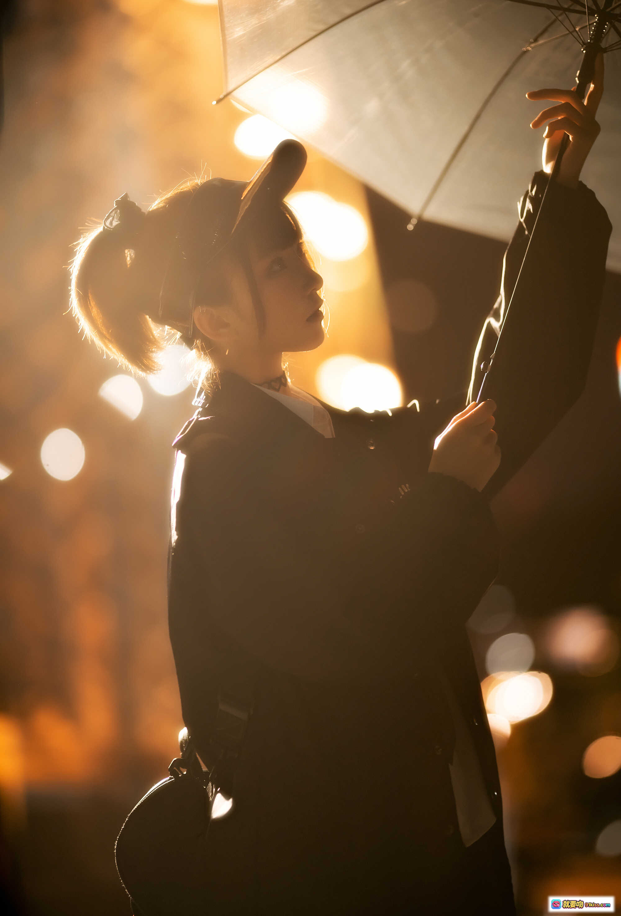 图片[4] - Kitaro_绮太郎 NO.018 光影夜拍写真｜透明雨伞逆光人像｜都市街头氛围感｜黑色外套侧颜特写｜霓虹灯背景虚化｜12P高清图集 - 就要吻